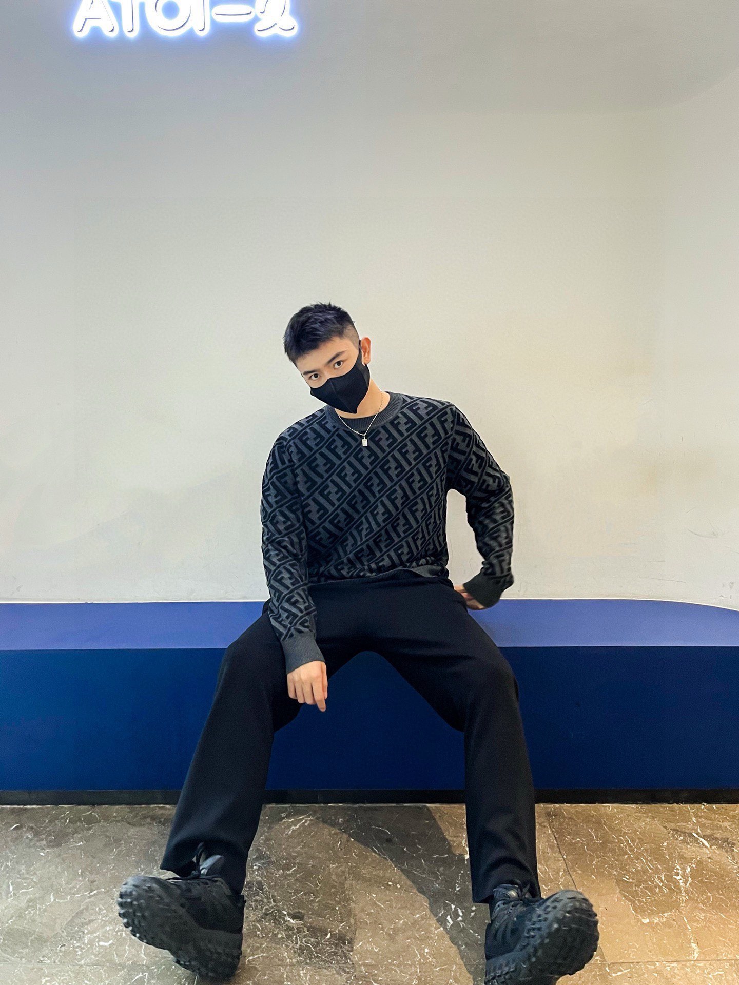 。Fendi 斜纹FF套头针织衫
定制臻柔绵羊毛黏胶优混织材 柔软而富有层次感 舒适贴肤 以黑色与灰色的