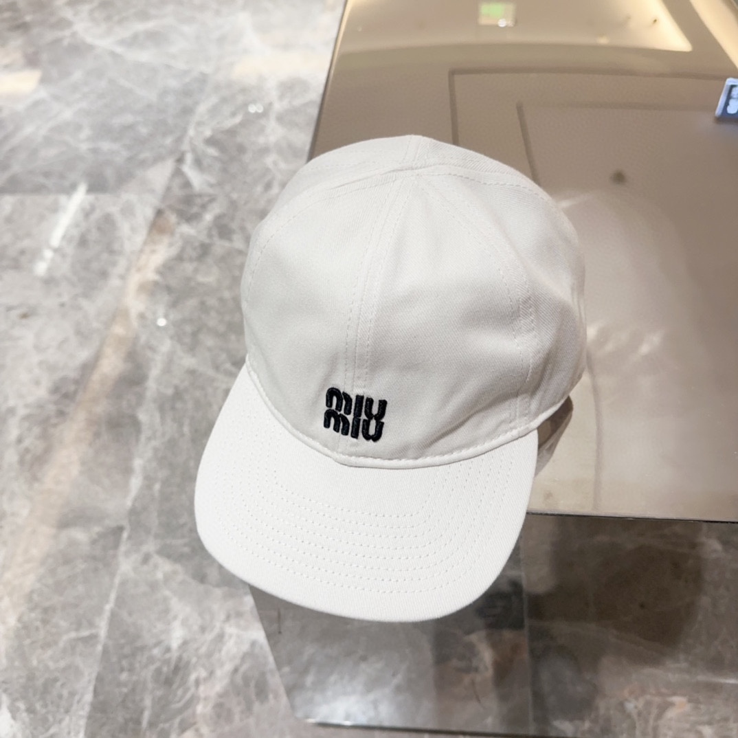 Gorra de béisbol diaria de chica MiuMiu, una gorra de béisbol muy versátil, bordado clásico, contraste de blanco y negr…