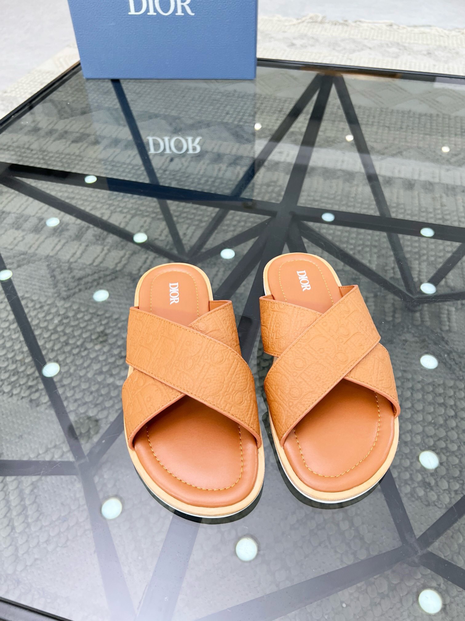 NO:218427,Brand Dior color original color matching, code number 39-44 customized 38.45.46 Price Material Dior men's slippers New product, showing a casual and elegant style. It is carefully crafted with grained cowhide leather and Oblique printed fabric, with cowhide inner!  Cross-band design, decorated with metal clad brass CD Diamond logo. Imported cowhide and rubber soles make it more refined and comfortable, and decorated with Oblique printing effect anti-slip inserts to enhance the style, Dior-slippers-sandals, dior, dior, sandals, slippers, cowhide19860909品牌Dior 颜色原版配色 码数39-44订做38.45.46 价格 材质迪奥男款拖鞋 新品,彰显休闲高雅的风范.采用粒面牛皮革、Oblique印花面料精心制作,牛皮内里！交叉带设计,饰以金属覆层黄铜 CD Diamond 标志.进口牛皮和橡胶鞋底更显精致,舒适非凡,饰以 Oblique 印花效果防滑镶片提升格调,迪奥-拖鞋-凉鞋,dior,dior,sandals,slippers,cowhide,Men's shoes