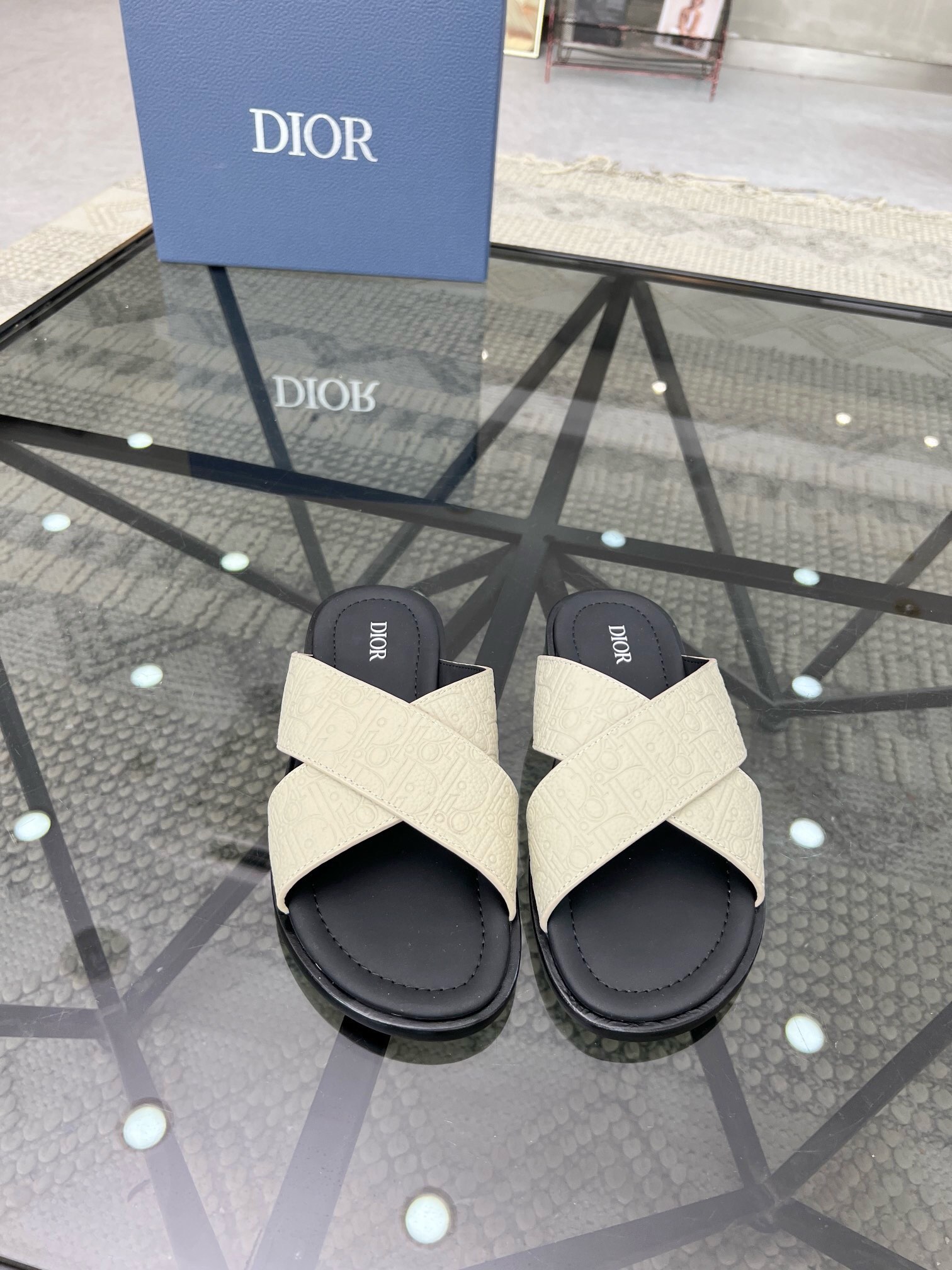 NO:217071,Brand Dior color original color matching, code number 39-44 customized 38.45.46 Price Material Dior men's slippers New product, showing a casual and elegant style. It is carefully crafted with grained cowhide leather and Oblique printed fabric, with cowhide inner!  Cross-band design, decorated with metal clad brass CD Diamond logo. Imported cowhide and rubber soles make it more refined and comfortable, and decorated with Oblique printing effect anti-slip inserts to enhance the style, Dior-slippers-sandals, dior, dior, sandals, slippers, cowhide19860909品牌Dior 颜色原版配色 码数39-44订做38.45.46 价格 材质迪奥男款拖鞋 新品,彰显休闲高雅的风范.采用粒面牛皮革、Oblique印花面料精心制作,牛皮内里！交叉带设计,饰以金属覆层黄铜 CD Diamond 标志.进口牛皮和橡胶鞋底更显精致,舒适非凡,饰以 Oblique 印花效果防滑镶片提升格调,迪奥-拖鞋-凉鞋,dior,dior,sandals,slippers,cowhide,Men's shoes