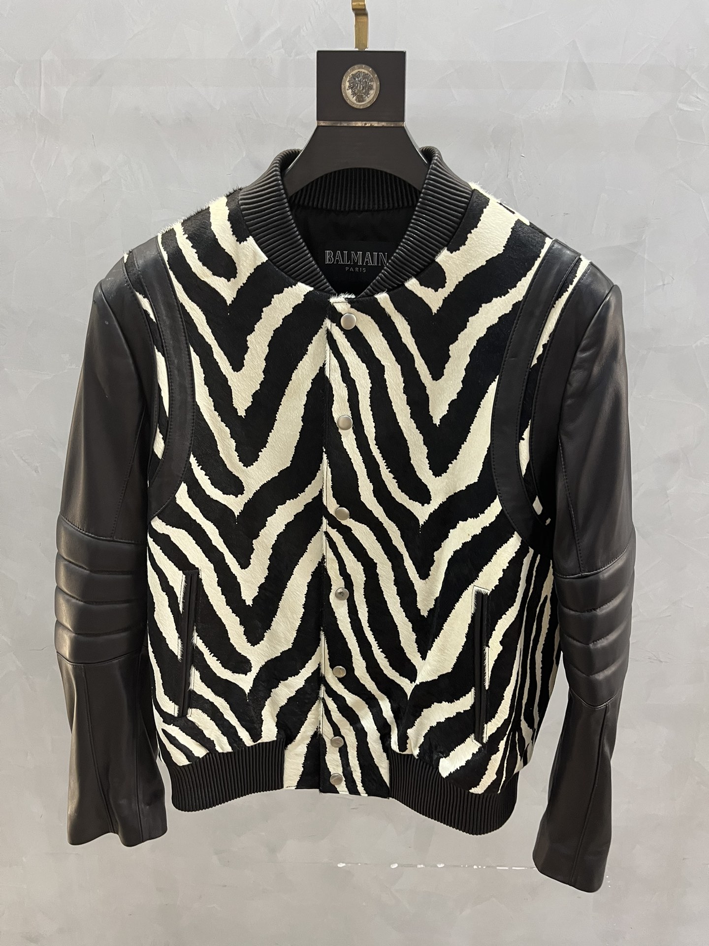 NO:892289,Hong Kong Harbor City counter synchronized, Balenciaga's latest catwalk men's baseball collar sheepskin jacket, color-blocked calf suede version slimming trend, highlighting the urban fashion style, has become popular in search engines. The upper body effect is comfortable and big-name, unique. As soon as this product came out, it was enthusiastically sought after by trendy men in the city who pursue fashion 'one-to-one replica beauty at the counter', writing their own personality. Popular recommendation  Code number 48--58 coding: Balmain-clothing, balenciaga, balmain, leather jacket, sheepskin,19860909香港海港城专柜同步,巴黎世家最新走秀款男装棒球领绵羊皮衣,拼色胎牛反毛版型修身潮流,彰显都市时尚范,在搜索引擎中又火了一把.上身效果舒适大牌,与众不同.这款一经问世就受到了都市中追求时尚“专柜一比一复刻唯美”潮男男士的热烈追捧,谱写自己个性的.爆款推荐 码数48—-58编码:,巴尔曼-服装,balenciaga,balmain,leather jacket,sheepskin,,Women's clothing