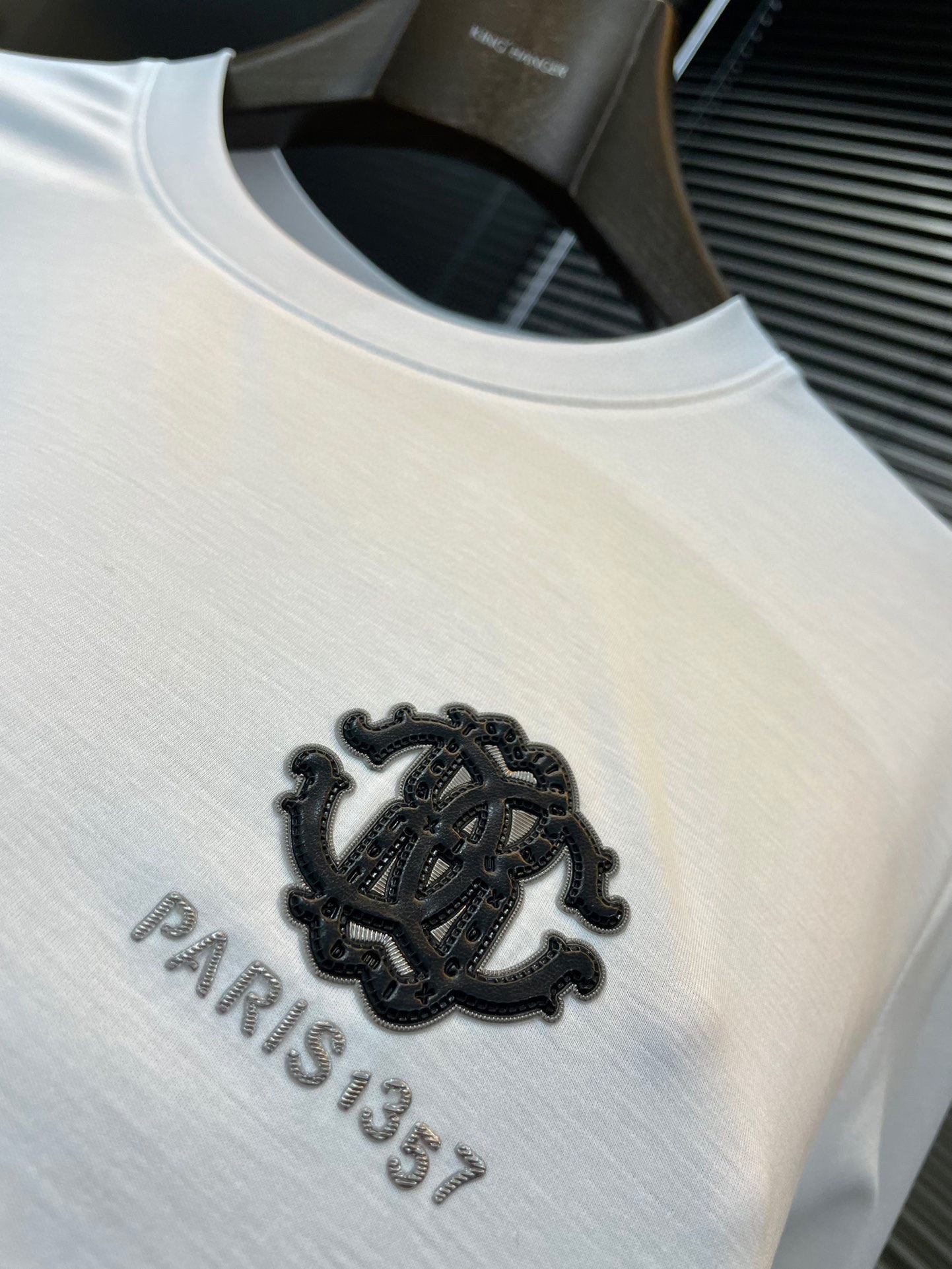 חולצת טי שירט לבנה לגבר Cavalli 'Paris 67' - קולקציית קיץ 24SS 6 i1722312174 820 4