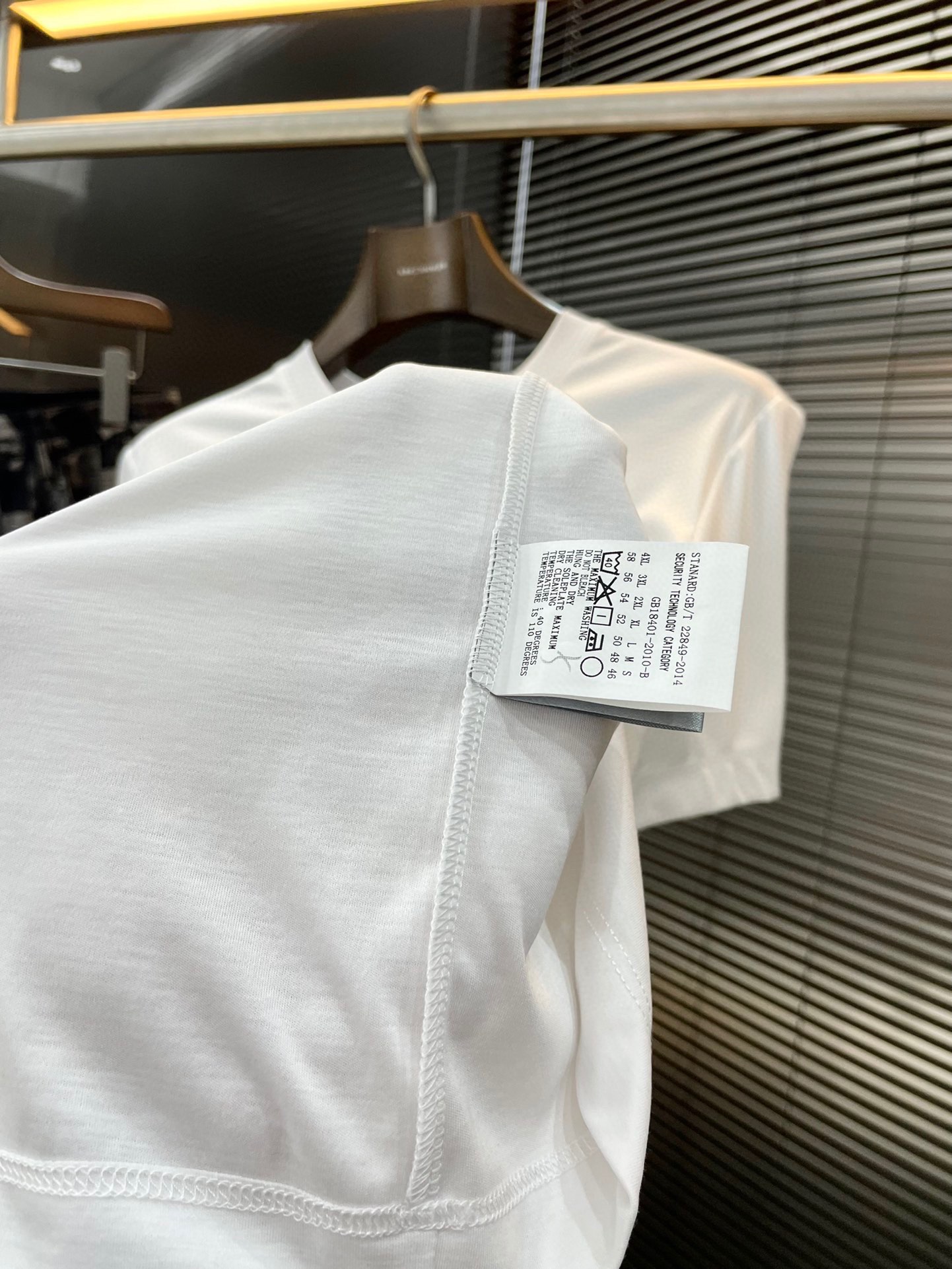 חולצת טי שירט לבנה לגבר Cavalli 'Paris 67' - קולקציית קיץ 24SS 8 i1722312174 854 6