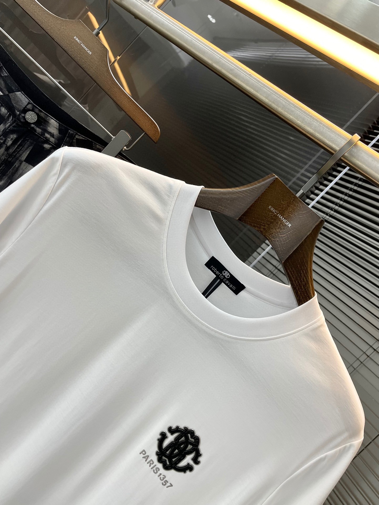 חולצת טי שירט לבנה לגבר Cavalli 'Paris 67' - קולקציית קיץ 24SS 3 i1722312174 9061 1