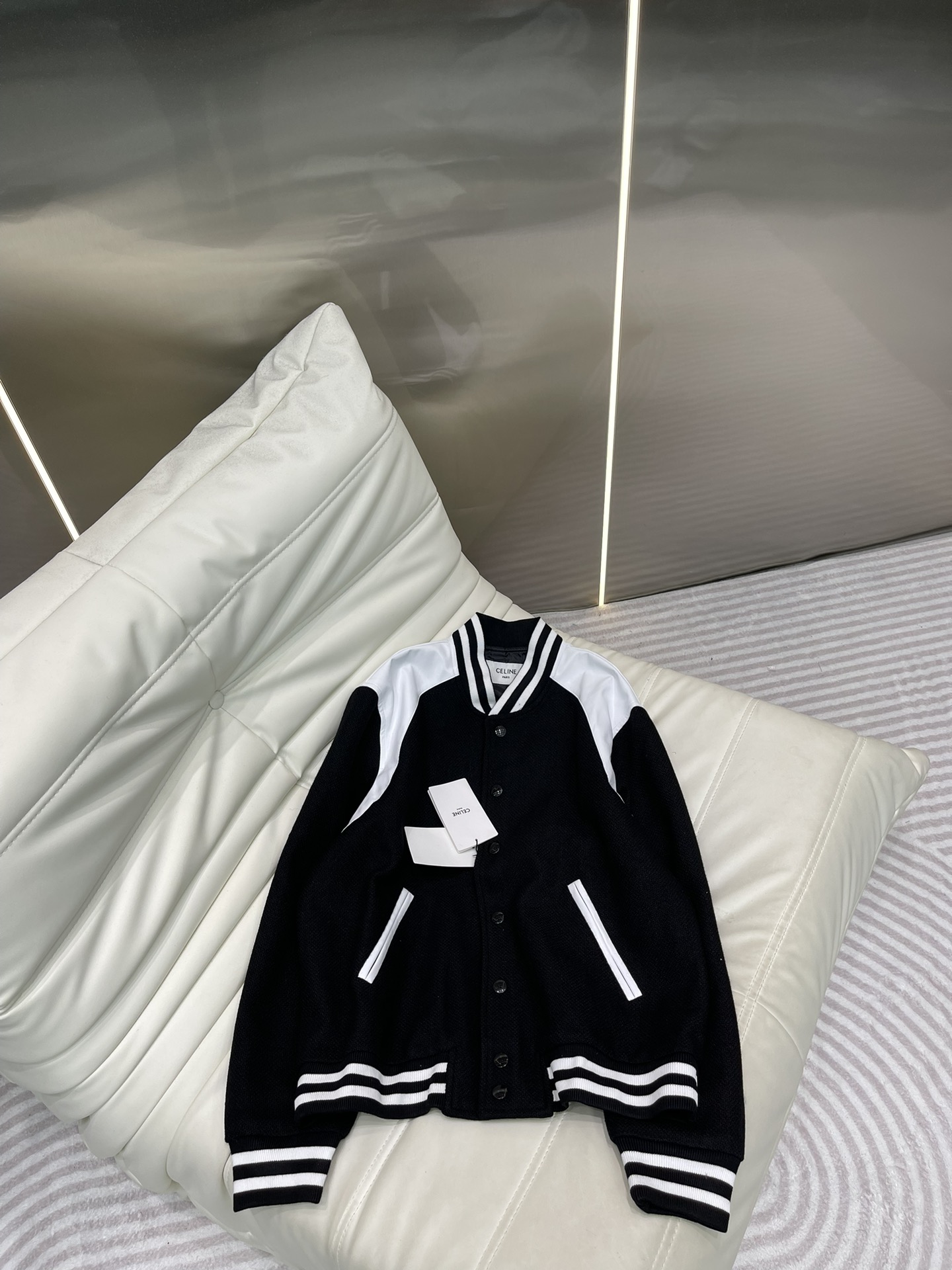 NO:314050,Celin*'s new contrasting black and white sheep fur leather spliced ​​baseball uniform jacket is a thin style made of terry cotton. It's the best to wear in spring and autumn. The upper body is very comfortable, casual and lazy temperament is a bit handsome. The contrasting ribs of fixed weaving, college style age-reducing, sporty and fashionable. A very classic black and white contrasting spliced ​​jacket, a classic style that can be seen at a glance!  The upper body is high-end and elegant, with a full street feel without losing the CE luxury style. It is a fashionable item for men and women and a must-have for daily commuting!  Size 46.48.50, celine, jackets & coats, jackets & coats, alexander wang19860909Celin*新款撞色黑白羊毛皮革拼接棒球服夹克外套 采用毛圈纯棉的轻薄款 春秋穿再合适不过了 上身很舒适 随性慵懒气质还带点帅气感 定织的撞色罗纹 学院风减龄感 运动时髦 非常经典的黑白撞色拼接外套,一眼可见的经典款！上身高端大气,街头感十足又不失CE高奢格调,是男女的时尚单品,日常通勤必备！ 尺码46.48.50,,celine,jackets & coats,jackets & coats,alexander wang,Women's clothing