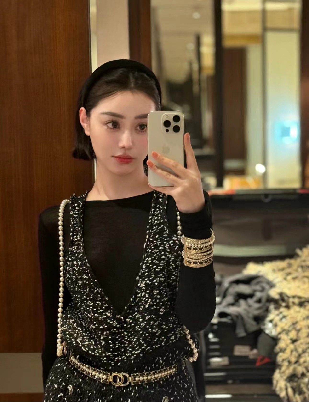 NO:632312,Arrival today, Byzantine style, new heavy-duty embossed letters, pearls, rhinestones, leather chains, multi-layer wide version bracelets, multi-layered bracelets like intertwined ribbons, overweight pearls, rhinestones, leather chains, embossed rhombus pattern. The collision of various elements is gorgeous and dazzling and full of charm. It has a sense of luxury and luxury. It is worth collecting. Bracelet with packaging box, bracelet, Cartier high-end jewelry19860909今日到货拜占庭风格 新款重工浮雕字母珍珠水钻皮穿链多层宽版手镯手环 像是丝带交织而成的多层手镯 超重珍珠、水钻、皮穿链、浮雕菱格纹 各种元素的碰撞华丽炫目充满魅力 有种纸醉金迷的高级感 非常值得收藏 手镯带包装盒,,bracelet,卡迪亚高端饰品,Jewelry