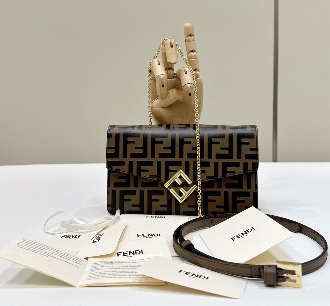 Fendi Baguette Kettingtas - Klassiek Logo, Verfijnd en Compact Model