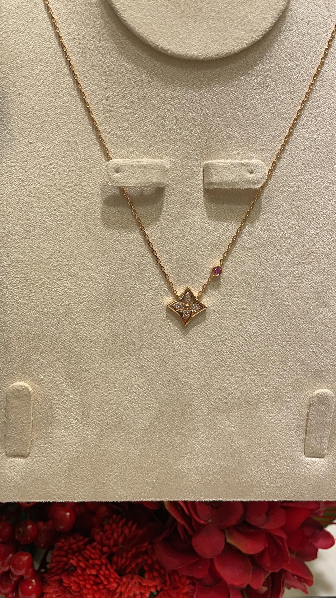 NO:635768,88230 arrived today. The new full diamond flower square small pink diamond gold necklace. The classic crystal small flower square logo is very recognizable. The chain is embellished with a small pink diamond. It is super sweet. The upper body is gentle and elegant. The noble value directly increases. Pure silver material is thickly plated with real gold. CNC technology is inlaid with high carbon diamonds, necklace, pure silver, Cartier high-end jewelry.1986090988230今日到货  新款满钻花卉方块小粉钻金色项链 经典水晶小花朵方块标志极具辨识度 链身点缀一颗小小的粉钻 超甜 上身温柔又气质 贵气值直接拉满 纯银材质厚镀真金 cnc工艺镶嵌高碳钻,,necklace,pure silver,卡迪亚高端饰品,Jewelry