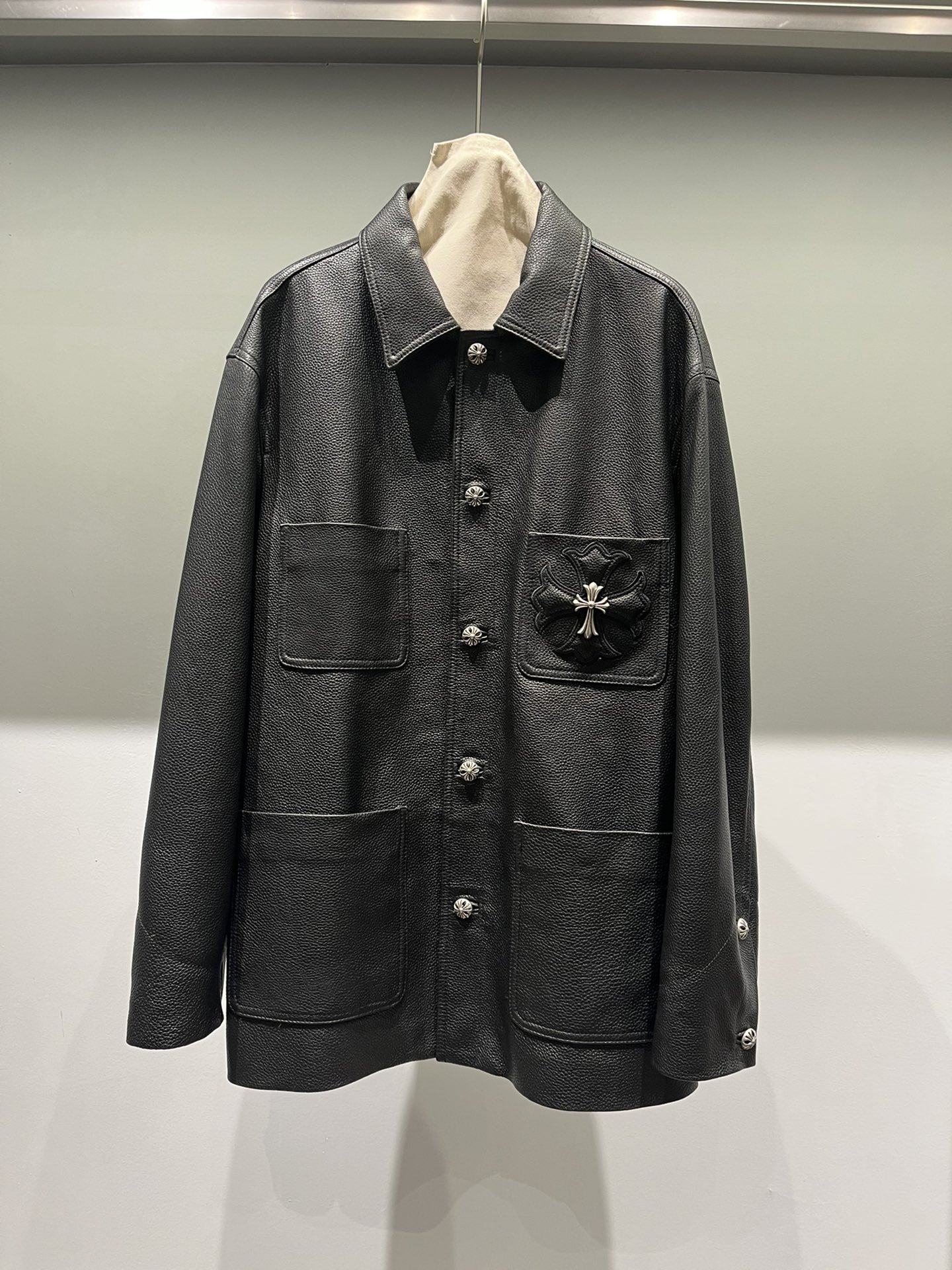 NO:721842,, Chrome Hearts imported pebbled calfskin jacket, the calfskin is not hard and feels delicate and soft, the loose fit can be worn for an oversize feeling, Chrome Hearts - Clothing,versace,chrome hearts,jackets & coats,cowhide,19860909,克罗心进口荔枝纹小牛皮外套,小牛皮不硬手感细腻柔软,宽松版型可以穿出oversize的感觉,克罗心-服装,versace,chrome hearts,jackets & coats,cowhide,,Women's clothing