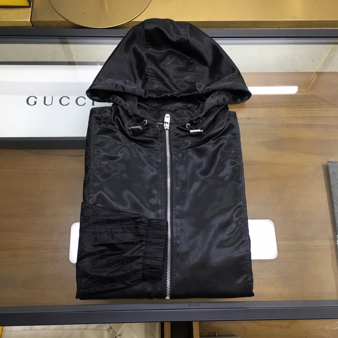 NO:601003,New Jacket 'Gu.ci' New model on the market, original order, fashionable jacket and windbreaker coat made of imported Italian fabrics. European counters are synchronized, the upper body is more casual and generous, and the counter's original hardware luxury high-end customized accessories are new!  Luxurious brand-specific logo embellishment design, the highest quality shipments in the market, original accessories, the ultimate in luxury!  Soft and comfortable. The upper body is very handsome!  Suitable for any scene!  Size M-XXXL (178 140 catties L, maximum wear 190 catties),,jackets & coats,jackets & coats,alexander wang19860909新品夹克 《Gu.ci》 新款上市 原单狠货 意大利进口面料时尚夹克风衣外套.欧洲专柜同步,上身更随意大方,专柜原版五金奢华高档定制配饰新作！奢华品牌特质logo点缀设计,市场最高品质出货、原版辅料,奢华极致！柔软舒适.上身爆帅！适合任意场景！ 尺码M-XXXL（178 140斤L 最大穿190斤）,,jackets & coats,jackets & coats,alexander wang,Men's clothing