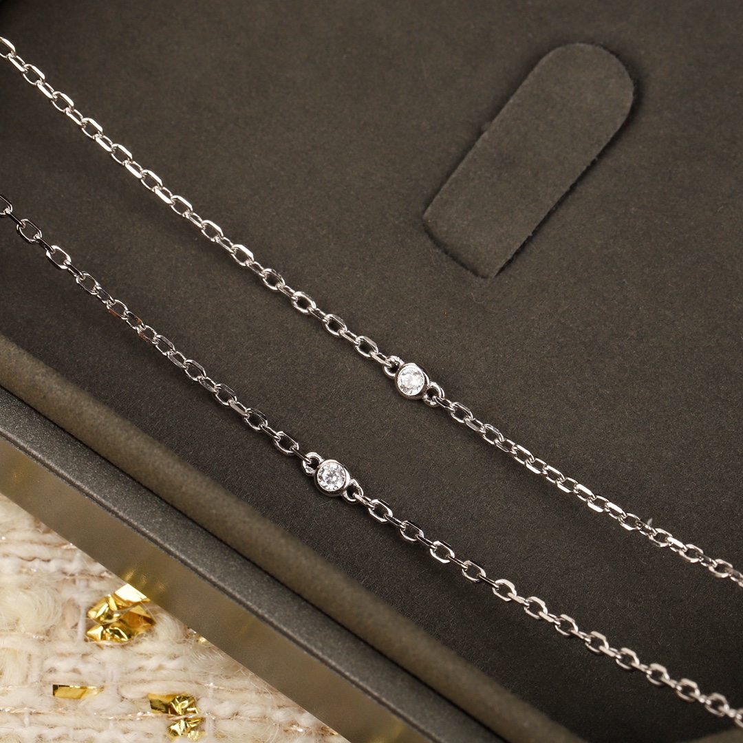 Luxurious 18kg Gold Diamond Necklace for Bold Women: Fiery Collection by Valérie Messika - 图片 3