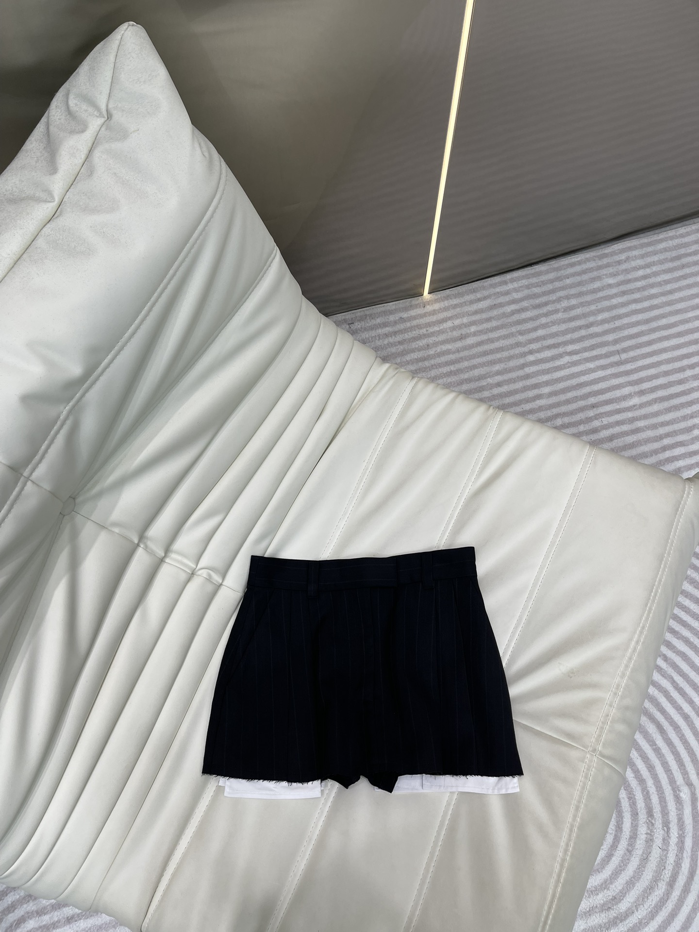 NO:316615,Miumi*25 new suit and shorts for women, smooth line structure, appropriately grasped, classic brand letter embroidery, customized exclusive accessories, the most fashionable and durable color matching, beautiful and cool fairy outfit, visual impact of two-piece, own high-end, a must-have artifact for fashionable essence, retro aura, which girl can resist, a true chaebol daughter, differentiate market goods, higher version, those who know goods~ SML,,miumiu, shorts, business suit, alexander wang19860909Miumi*25女士新款西装短裤 流畅的线条结构 拿捏得恰如其分 经典品牌字母刺绣 订制专属辅料 最时尚耐看的色系搭配 又美又飒的神仙穿搭 假两件的视觉冲击感 自带高级 时髦精必备神器 复古气场 哪个女生能抗拒 妥妥的财阀千金 区别市场货 高版本 懂货的入～ SML,,miumiu,shorts,business suit,alexander wang,Women's clothing