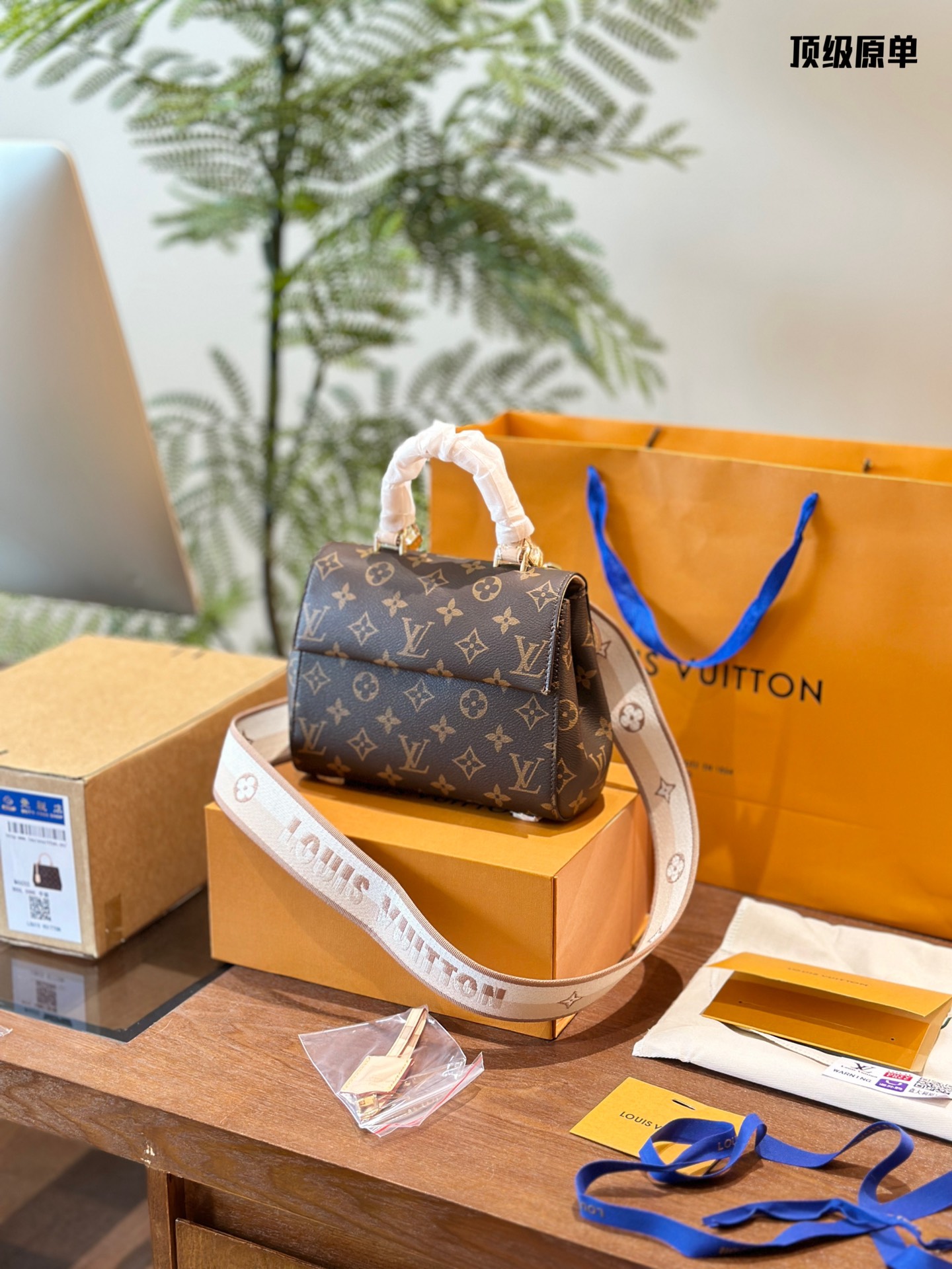 Louis Vuitton LV Cluny Sacs À Main Meilleur aaa +
 Couleur du thé au lait Mini