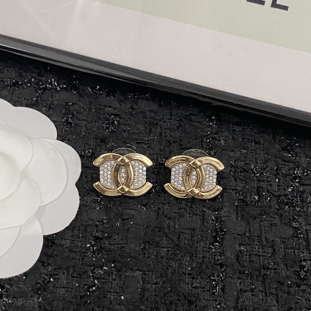 P60▪️编码E1194    0950560    
🛍小香💗💗耳钉🤑🤑
🛍专柜最新款同步上新❣
🛍走过路过不要错过👏👏
🛍衬托出你的光彩✨
🛍离女神气质只限一步之遥👄