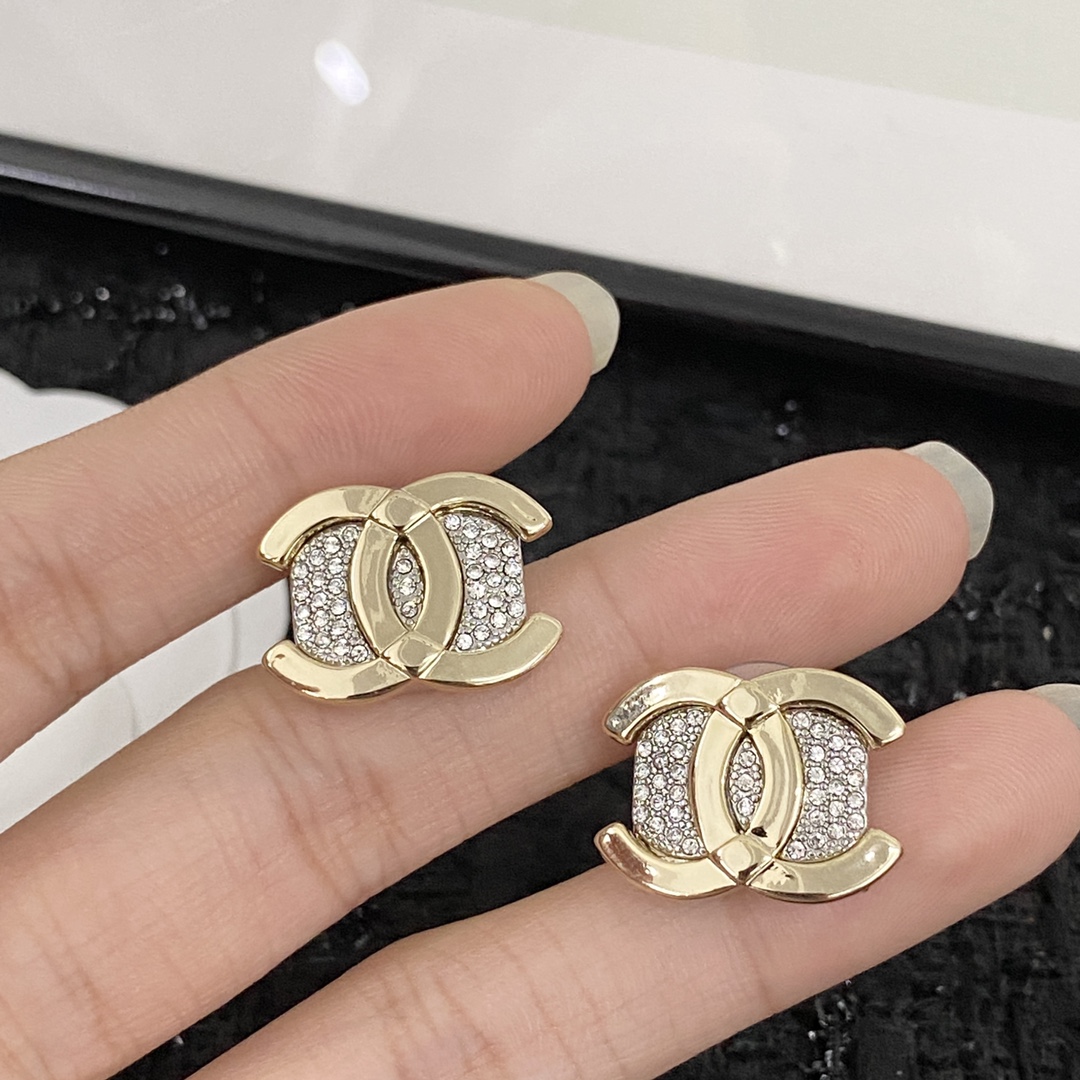 P60▪️编码E1194    0950560    
🛍小香💗💗耳钉🤑🤑
🛍专柜最新款同步上新❣
🛍走过路过不要错过👏👏
🛍衬托出你的光彩✨
🛍离女神气质只限一步之遥👄