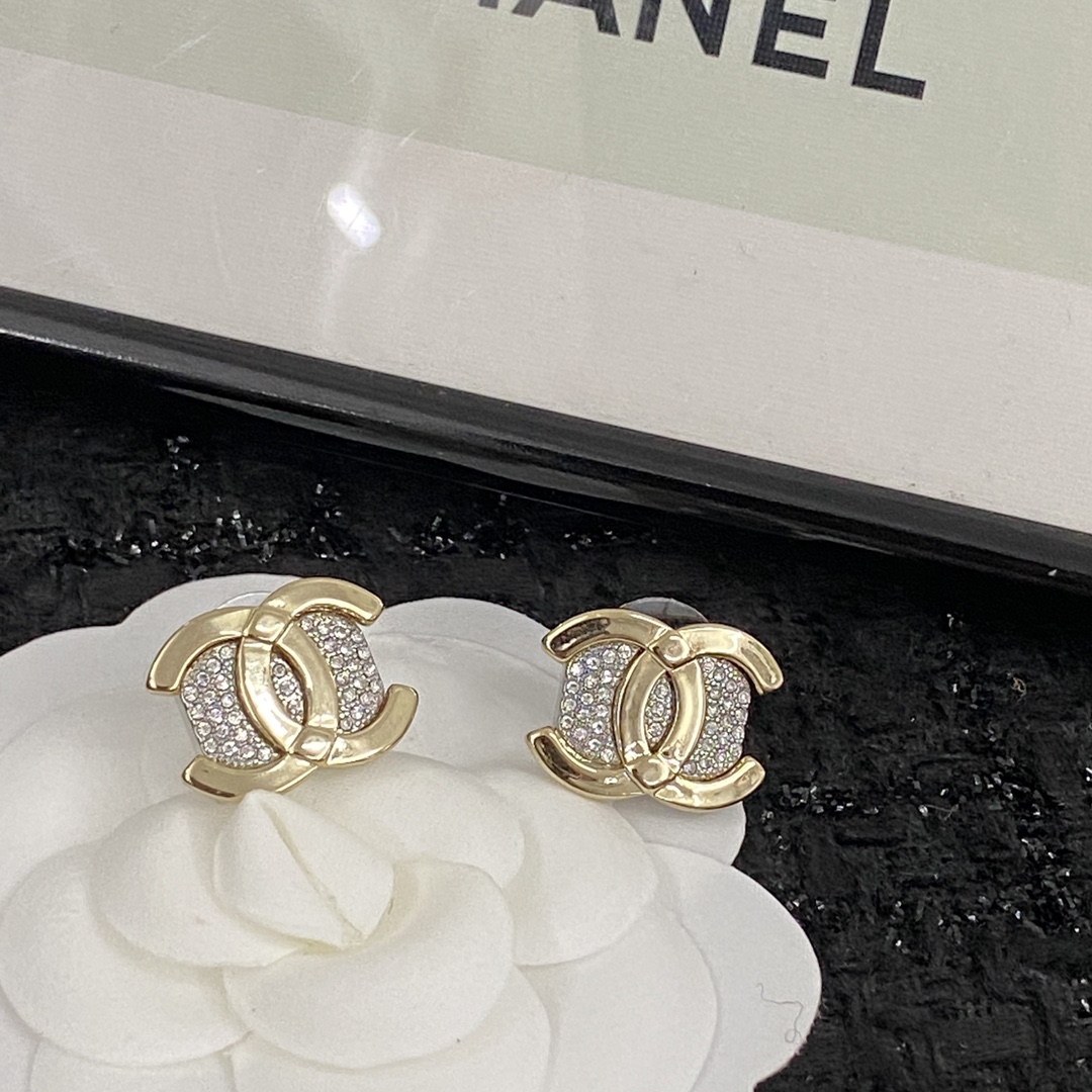 P60▪️编码E1194    0950560    
🛍小香💗💗耳钉🤑🤑
🛍专柜最新款同步上新❣
🛍走过路过不要错过👏👏
🛍衬托出你的光彩✨
🛍离女神气质只限一步之遥👄
