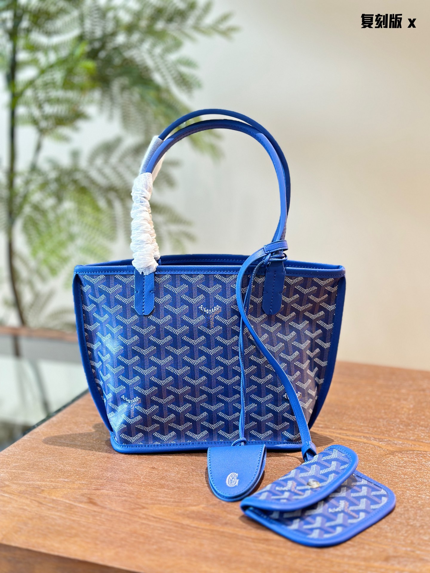 La versione replica P145 di Goyard Mini Tote è dolce e salata. ! Sembra super bianco e può essere abbinato a V in primavera, estate, autunno e inverno, ed è altamente raccomandato di utilizzare un clip per sacchetto per la spesa (doppia clip, clip di sigillatura). Una piccola clip come questo.