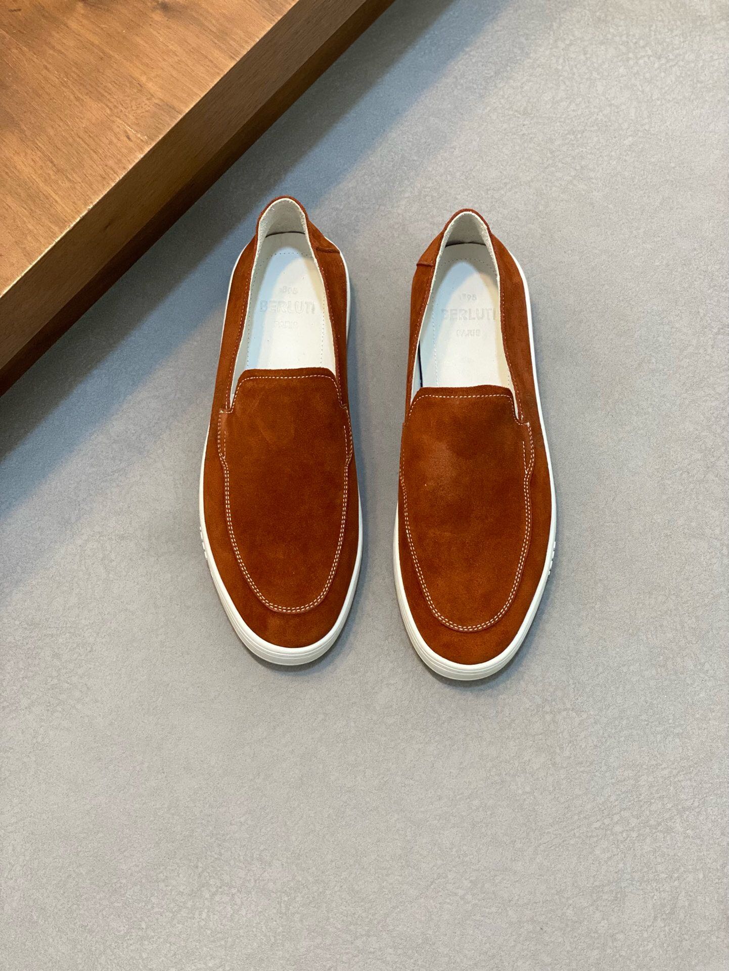 NO:219322,Brand Berluti color original color matching 39-44 customized 38.45 price Material Berluti new style high-end top · original single Ber* Berluti French top men's shoes. The Berluti brand's debut broke the convention and launched a new Edge last. This bold improvement of the iconic last is of great significance to its unique shape and width of the side. On Alessandro shoes, this angular outline is more perspective-like by Kris' bold and professional new Cloudy dyeing. It is both business and casual. Classic and fashionable!  The handwritten patterns on the shoe body add a lot of color, Berluti, christian louboutin, Dolce & Gabbana19860909品牌Berluti 颜色原版配色 码数39-44定做38.45 价格 材质伯尔鲁帝新款 高端 顶级·原单Ber*布鲁提法国顶级男鞋,Berluti品牌的首秀中打破常规,推出全新的Edge鞋楦.标志性鞋楦的这种大胆改良,对于其独特形状和边宽创意工作意义重大、在Alessandro鞋履上,这种棱角分明的轮廓经Kris大胆专业的全新Cloudy 染色显得更有透视感.既商务又休闲.经典时尚！鞋身的手写纹更为其增色不少,Berluti 布鲁提,christian louboutin,Dolce&Gabbana,Men's shoes