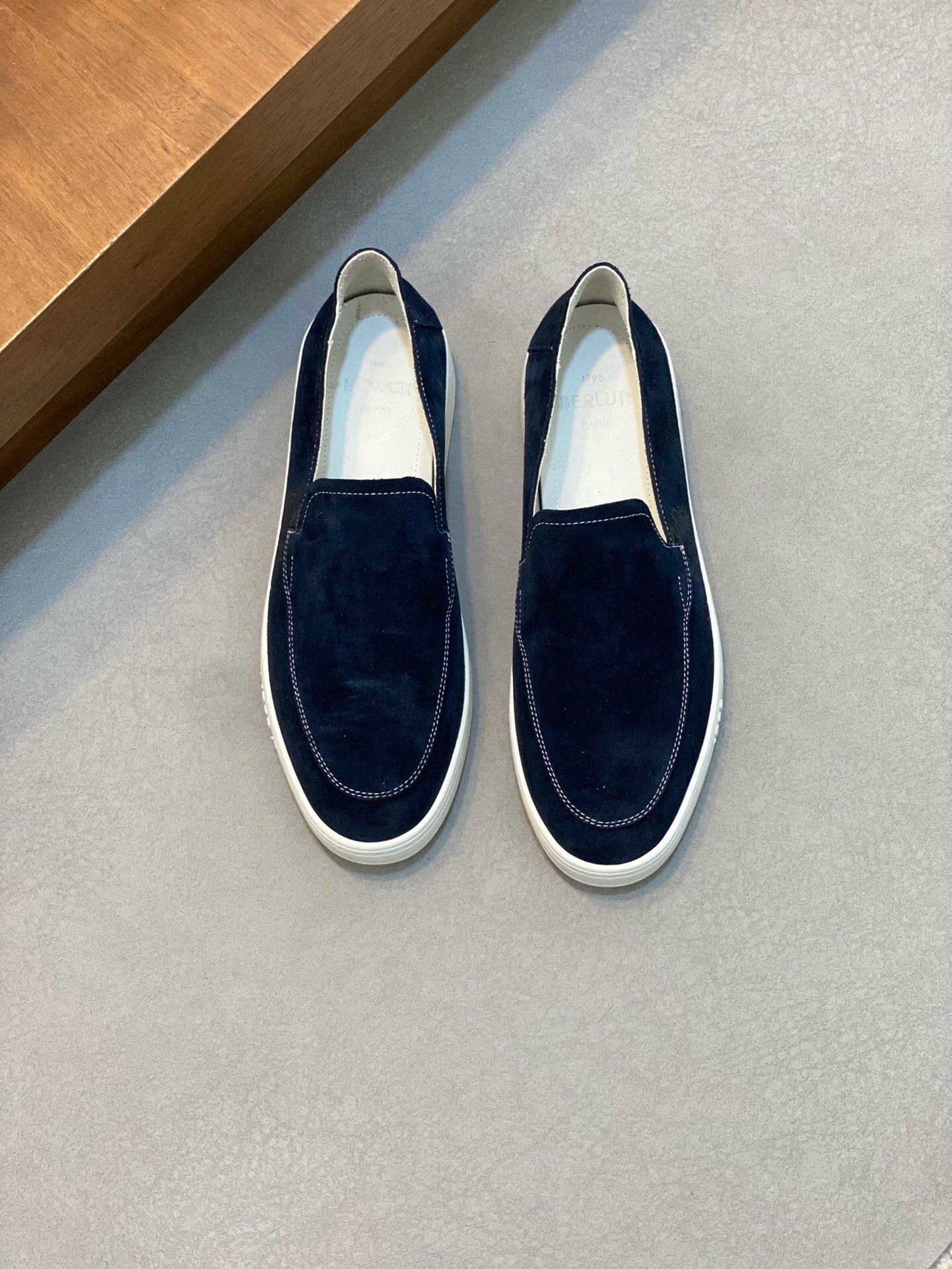 NO:217582,Brand Berluti color original color matching 39-44 customized 38.45 price Material Berluti new style high-end top · original single Ber* Berluti French top men's shoes. The Berluti brand's debut broke the convention and launched a new Edge last. This bold improvement of the iconic last is of great significance to its unique shape and width of the side. On Alessandro shoes, this angular outline is more perspective-like by Kris' bold and professional new Cloudy dyeing. It is both business and casual. Classic and fashionable!  The handwritten patterns on the shoe body add a lot of color, Berluti, christian louboutin, Dolce & Gabbana19860909品牌Berluti 颜色原版配色 码数39-44定做38.45 价格 材质伯尔鲁帝新款 高端 顶级·原单Ber*布鲁提法国顶级男鞋,Berluti品牌的首秀中打破常规,推出全新的Edge鞋楦.标志性鞋楦的这种大胆改良,对于其独特形状和边宽创意工作意义重大、在Alessandro鞋履上,这种棱角分明的轮廓经Kris大胆专业的全新Cloudy 染色显得更有透视感.既商务又休闲.经典时尚！鞋身的手写纹更为其增色不少,Berluti 布鲁提,christian louboutin,Dolce&Gabbana,Men's shoes