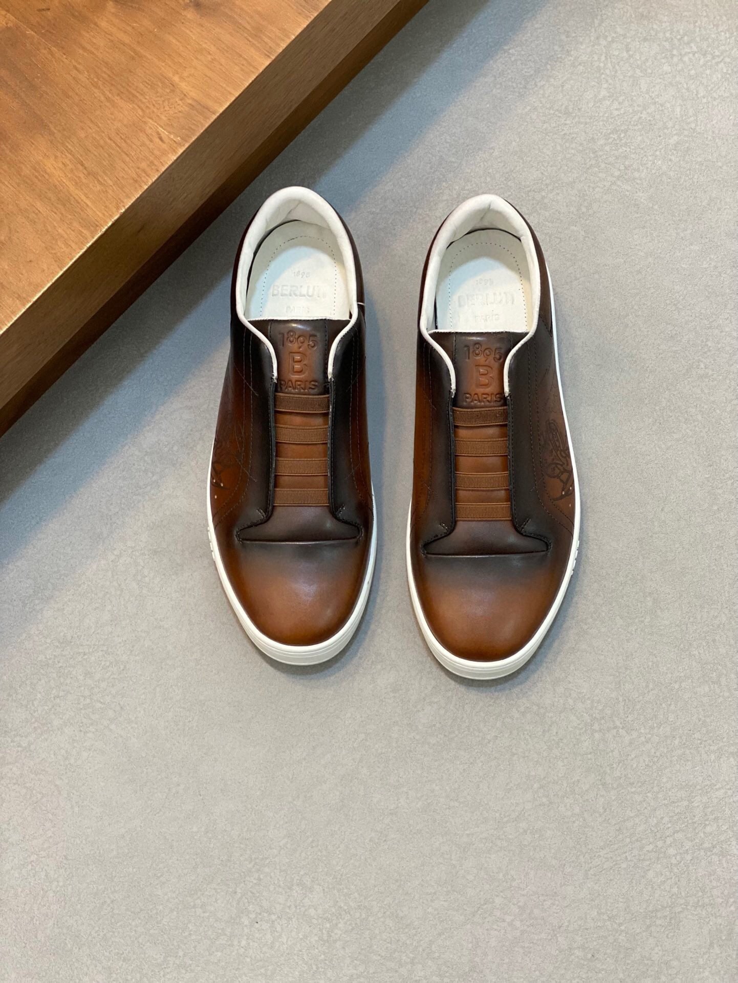 NO:218190,Brand Berluti original color matching, size 39-44 standard size, price, material, new style, high-end, top-level, original single, Berluti top French men's shoes, Berluti brand broke the convention in its debut, launching a new Edge last. This bold improvement of the iconic last is of great significance to its unique shape and width of the side. In Alessandro shoes, this angular outline is more perspective-like by Kris' bold and professional new Cloudy dyeing. It is both business and casual. Classic and fashionable!  The handwritten patterns on the shoe body add a lot of color, Berluti, christian louboutin, Dolce & Gabbana19860909品牌Berluti 颜色原版配色 码数39-44标准码 价格 材质伯尔鲁帝新款 高端 顶级·原单Ber*布鲁提法国顶级男鞋,Berluti品牌的首秀中打破常规,推出全新的Edge鞋楦.标志性鞋楦的这种大胆改良,对于其独特形状和边宽创意工作意义重大、在Alessandro鞋履上,这种棱角分明的轮廓经Kris大胆专业的全新Cloudy 染色显得更有透视感.既商务又休闲.经典时尚！鞋身的手写纹更为其增色不少,Berluti 布鲁提,christian louboutin,Dolce&Gabbana,Men's shoes