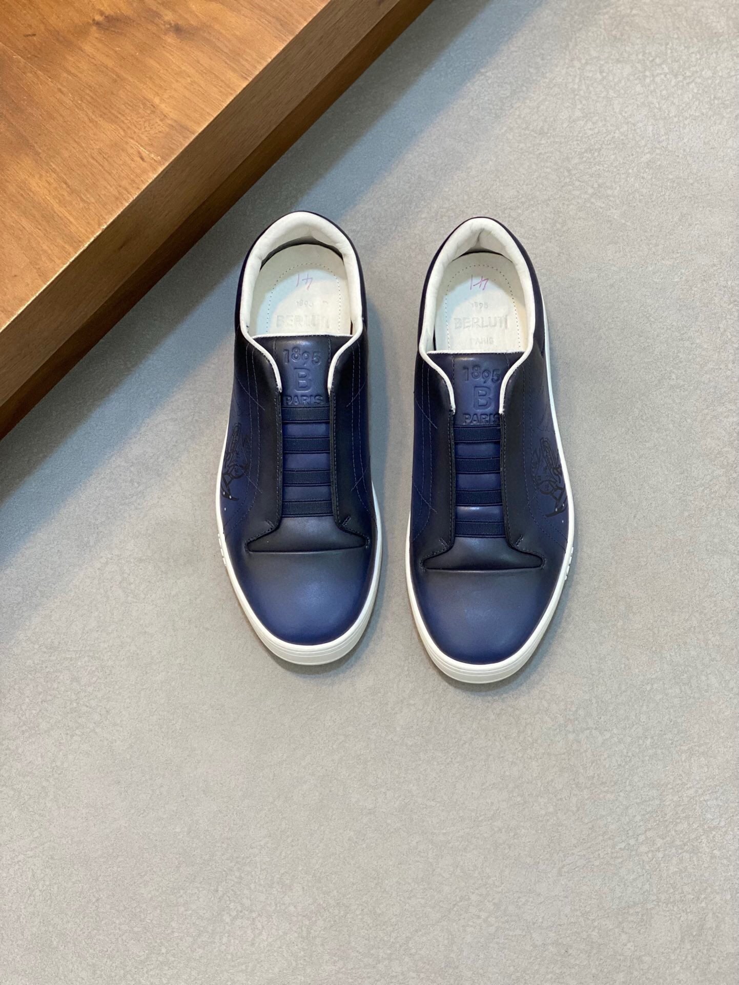 NO:216974,Brand Berluti original color matching, size 39-44 standard size, price, material, new style, high-end, top-level, original single, Berluti top French men's shoes, Berluti brand broke the convention in its debut, launching a new Edge last. This bold improvement of the iconic last is of great significance to its unique shape and width of the side. In Alessandro shoes, this angular outline is more perspective-like by Kris' bold and professional new Cloudy dyeing. It is both business and casual. Classic and fashionable!  The handwritten patterns on the shoe body add a lot of color, Berluti, christian louboutin, Dolce & Gabbana19860909品牌Berluti 颜色原版配色 码数39-44标准码 价格 材质伯尔鲁帝新款 高端 顶级·原单Ber*布鲁提法国顶级男鞋,Berluti品牌的首秀中打破常规,推出全新的Edge鞋楦.标志性鞋楦的这种大胆改良,对于其独特形状和边宽创意工作意义重大、在Alessandro鞋履上,这种棱角分明的轮廓经Kris大胆专业的全新Cloudy 染色显得更有透视感.既商务又休闲.经典时尚！鞋身的手写纹更为其增色不少,Berluti 布鲁提,christian louboutin,Dolce&Gabbana,Men's shoes