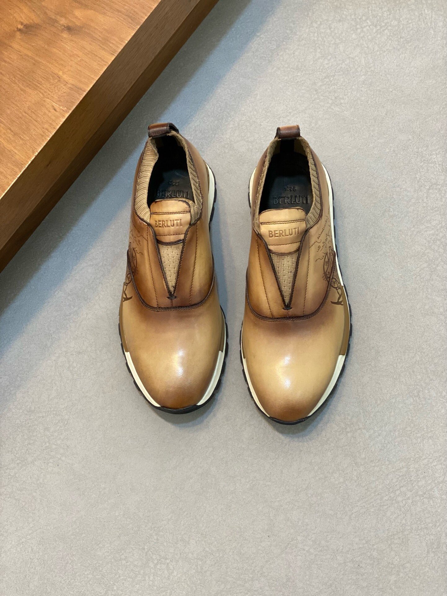 NO:218195,Brand Berluti original color matching, size 39-44 customized 38.45 price Material Berluti new style high-end top · original single Ber* Berluti French top men's shoes, Berluti brand's debut broke the convention and launched a new Edge last. This bold improvement of the iconic last is of great significance to its unique shape and width creative work. On Alessandro shoes, this angular outline is made by Kris' bold and professional new Cloudy dyeing, which makes it look more perspective. It is both business and casual. Classic and fashionable!  The handwritten patterns on the shoe body add a lot of color, Berluti, christian louboutin, Dolce & Gabbana19860909品牌Berluti 颜色原版配色 码数39-44定做38.45 价格 材质伯尔鲁帝新款 高端 顶级·原单Ber*布鲁提法国顶级男鞋,Berluti品牌的首秀中打破常规,推出全新的Edge鞋楦.标志性鞋楦的这种大胆改良,对于其独特形状和边宽创意工作意义重大、在Alessandro鞋履上,这种棱角分明的轮廓经Kris大胆专业的全新Cloudy 染色显得更有透视感.既商务又休闲.经典时尚！鞋身的手写纹更为其增色不少,Berluti 布鲁提,christian louboutin,Dolce&Gabbana,Men's shoes