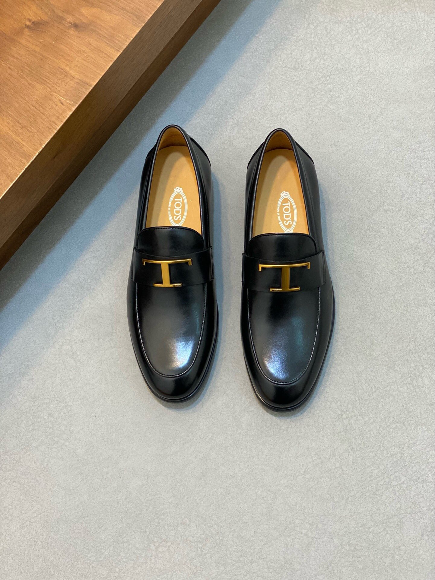 NO:218201,Brand TOD'S Color Original Color Number 39-44 Customized 38.45 Price Material Todds Men's New Loafers Foot Shoes Used top layer cowhide leather with strong texture   cowhide inner Comfortable and breathable   original Open mold Customized (general leather sole) The highest quality in the market, TOD'S leather shoes, Tod's, loafers, cowhide, Leather soles19860909品牌TOD'S 颜色原版配色 码数39-44订做38.45 价格 材质托德斯男士 新款 乐福鞋 套脚鞋 采用头层牛皮皮质感极强 牛皮内里 舒适透气 原版 开模 定制（真皮大底）市场最高品质,TOD'S皮鞋,Tod's,loafers,cowhide,Leather soles,Men's shoes