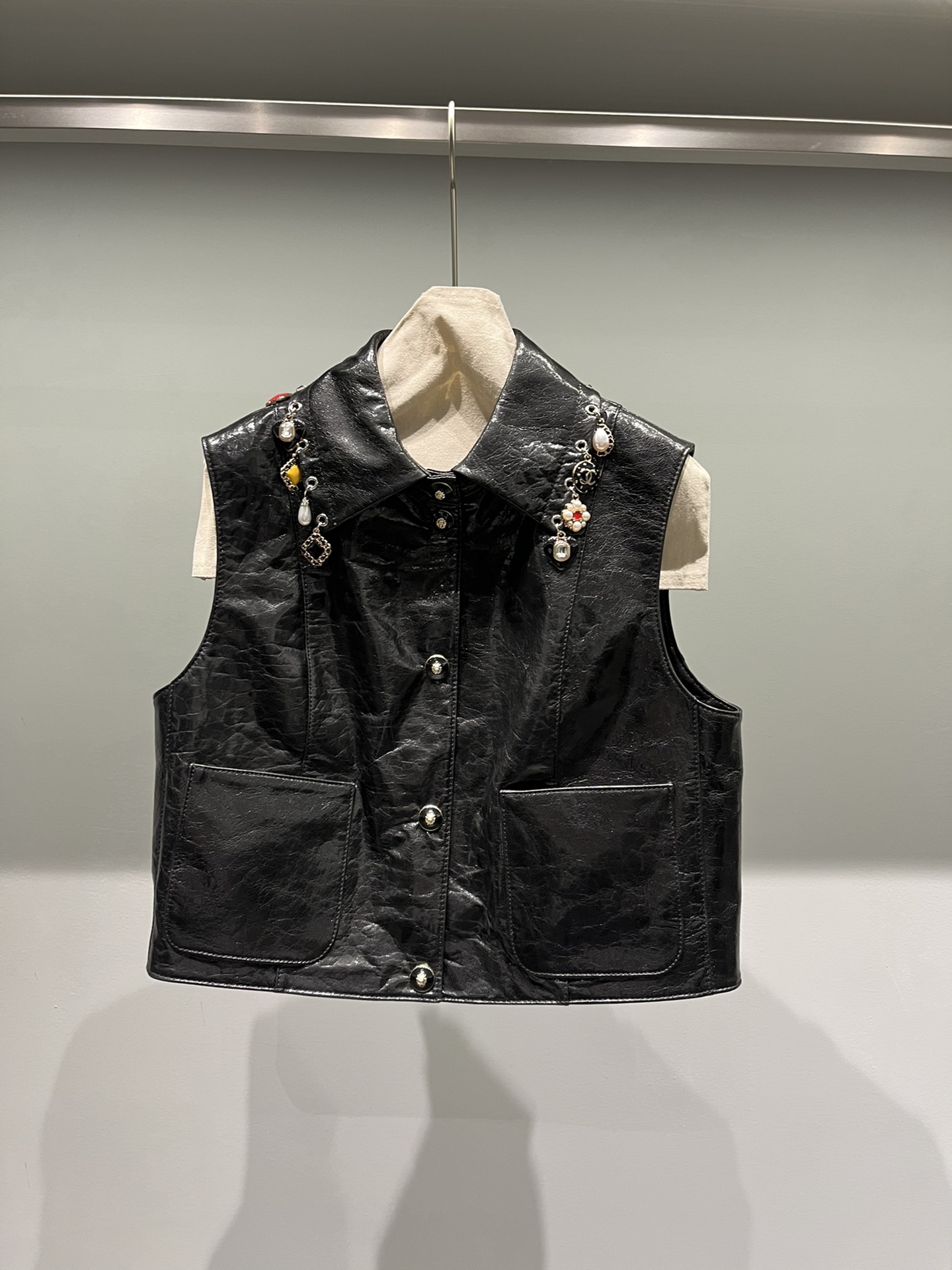NO:872492,There are many versions of Xiaoxiang's vest on the market, and the prices vary. We insist on quality and use oil-waxed sheepskin that is closest to the counter. The leather is thick and stiff, has good gloss, clear texture, original accessories and lining., Chanel-clothing, chanel, sheepskin,19860909小香这个马甲市场版本很多,价格也参差不齐.我们坚持做品质,采用最接近专柜的油蜡羊皮制作,皮料有厚度很挺括,光泽度也很好,纹理清晰,原版辅料和里布.,香奈儿-服装,chanel,sheepskin,,Women's clothing