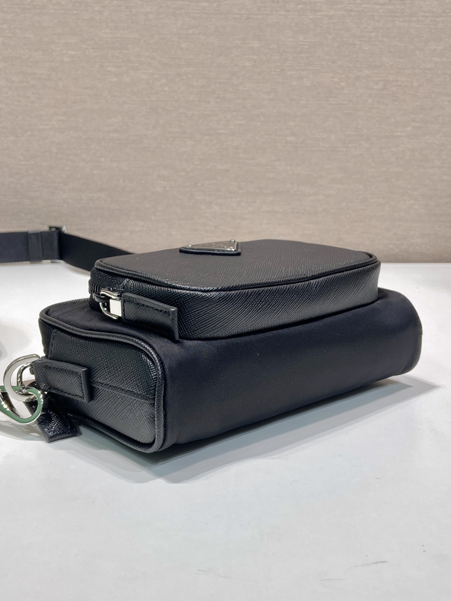 スタイリッシュなRe-Nylon製の十字纹ショルダーバッグ