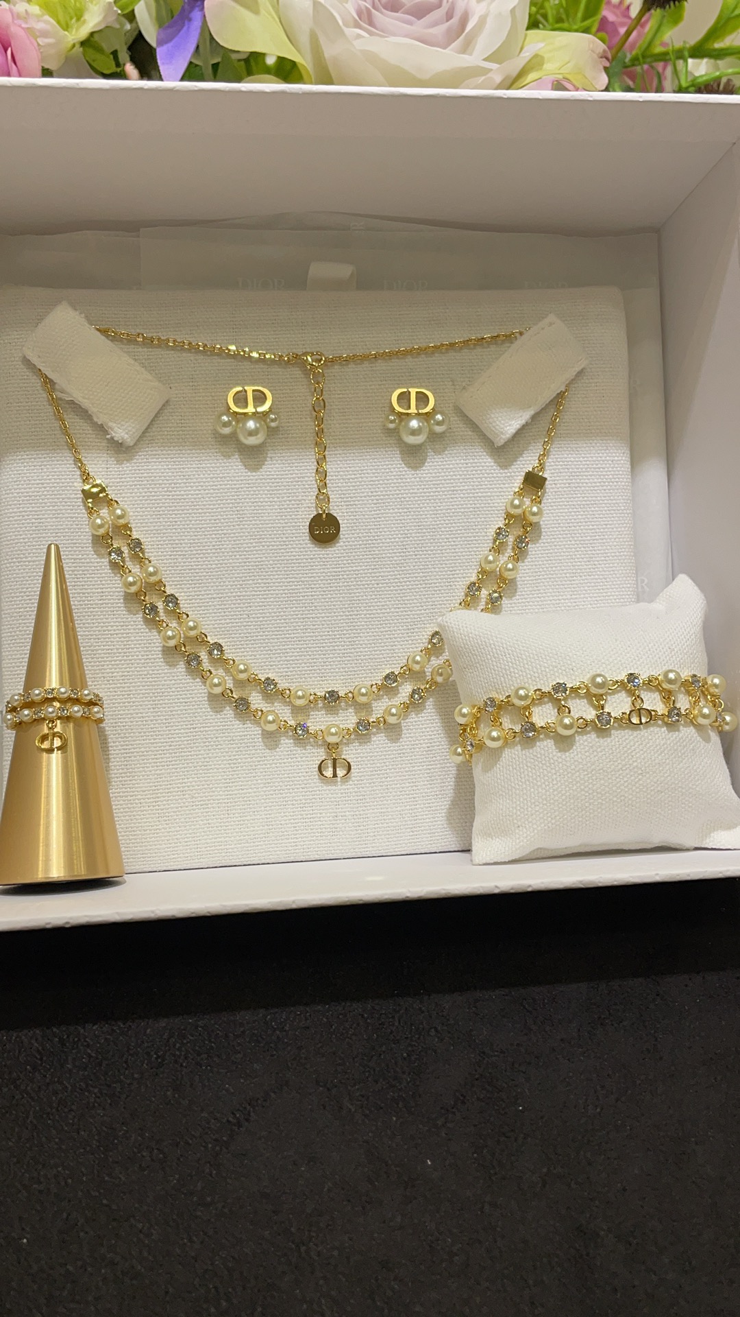 NO:107261,65-number DSL0185 bracelet 70-number DXL0043 necklace 53-number DED0633 earrings [dio* latest double-layer pearl necklace] consistent Z brass material Today's new double-layer necklace New pearl rhinestone gold CD small pendant double-layer necklace double-layer with layered effect The details are really exquisite. It's so suitable for summer matching with small skirts. Coquettishly cute and versatile, no choice but to be able to enter with eyes closed, Z version customization, brass gold plated Swarovski silver phantom diamond, jewelry boutique, dior, skirts, necklace, bracelet, gold plating1986090965编号DSL0185手链 70编号DXL0043项链 53编号DED0633耳钉【dio*最新款双层珍珠项链】一致Z黄铜材质 今日新品双层项链 新款珍珠拼水钻金色CD小吊坠双层项链双层自带叠戴效果 细节真的超精致 太适合夏天搭配小裙子啦 可可爱爱百搭不挑人 闭眼入不出错 z版定制 黄铜镀金 施华洛银色魅影钻,饰品精品,dior,skirts,necklace,bracelet,gold plating,Jewelry