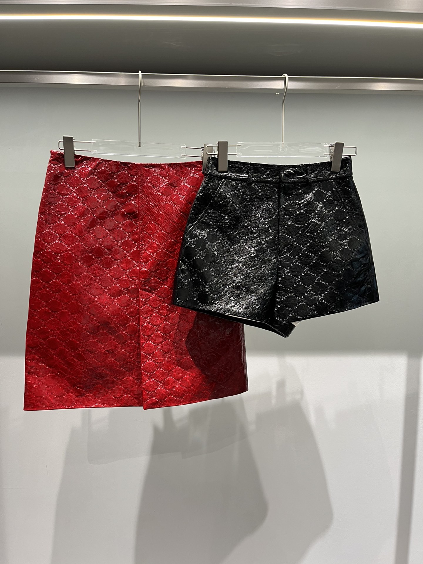 NO:723173,, Gucci front slit skirt, black and red, recommended red is super beautiful. Sheep patent leather embossed logo, very crisp, the effect under spotlights, Gucci-clothing, gucci, skirts,19860909,古奇前开叉半裙,黑红两色,推荐红色超美.羊漆皮压印logo,很挺括,射灯下效果,古驰-服装,gucci,skirts,,Women's clothing