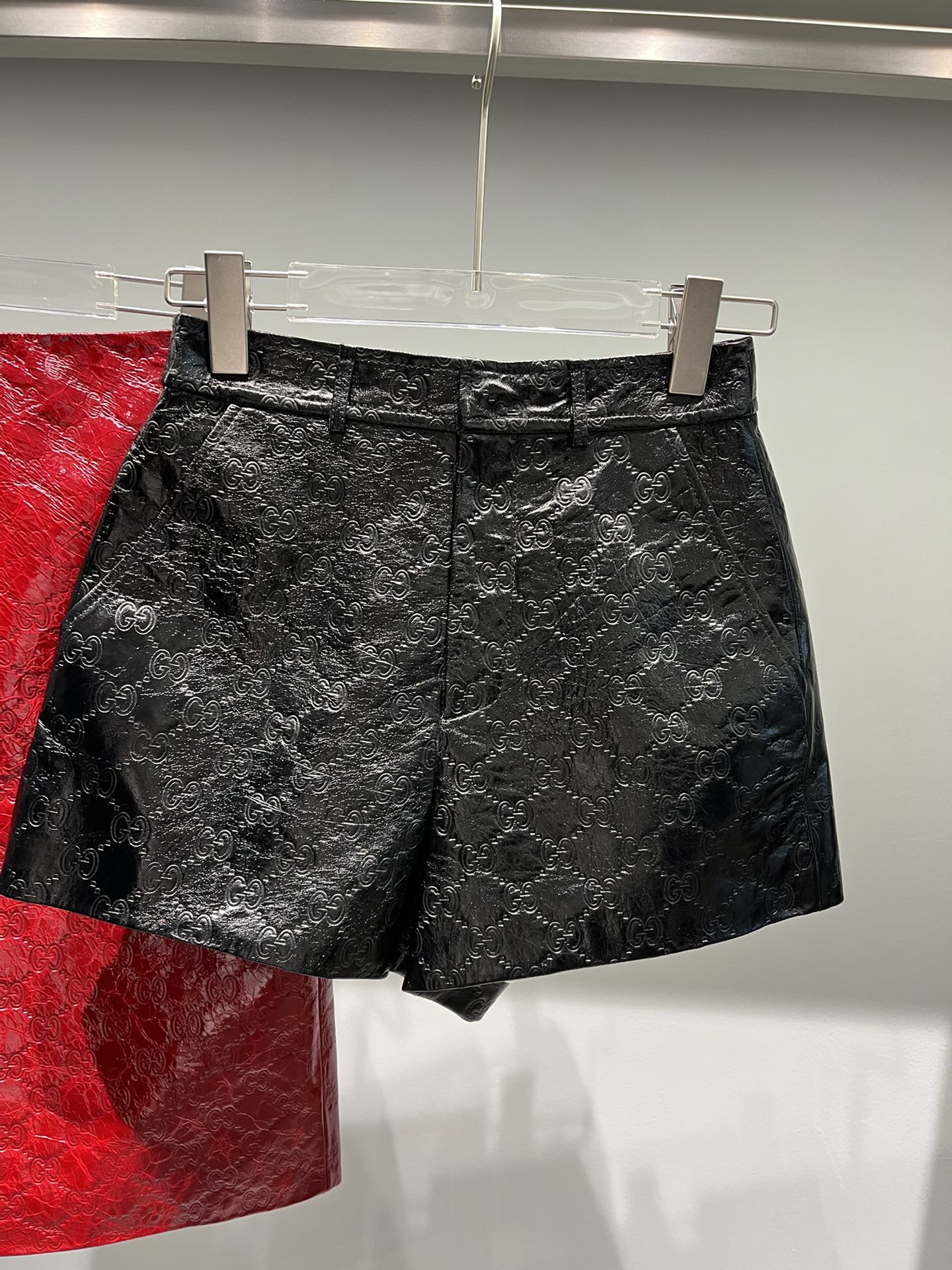 NO:872713,,Gucci sheep patent leather embossed logo shorts, red and black, super correct fit, Gucci-clothing,gucci,shorts,19860909,古奇羊漆皮压印logo短裤,红色黑色,版型超正,古驰-服装,gucci,shorts,,Women's clothing