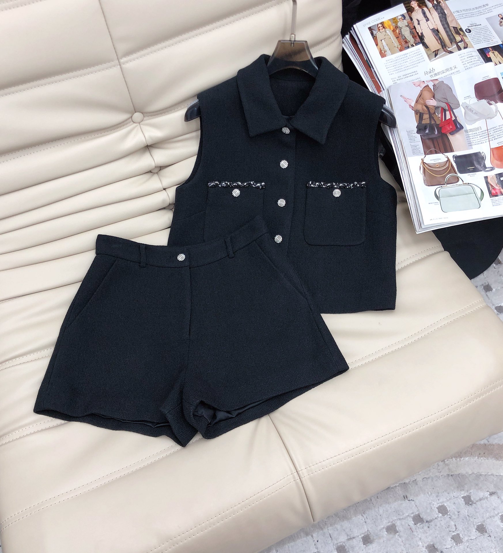 NO:591473,The latest new style, small fragrance suit, vest, vest, top and high-waisted shorts. Made of high-quality wool fabric to create a clean and slim shape with modern and casual style. Heavy diamond buckle hem with chain points. The upper body is very beautiful in one set. Two colors SML M,,shorts,alexander wang19860909最新新款 小香风套装 背心马甲上衣高腰短裤 采用高品质羊毛面料打造 打造具现代感与休闲风格的利落造型修身立体 重工钻扣下摆链条点辍 一套上身非常漂亮.两色SML M,,shorts,alexander wang,Women's clothing