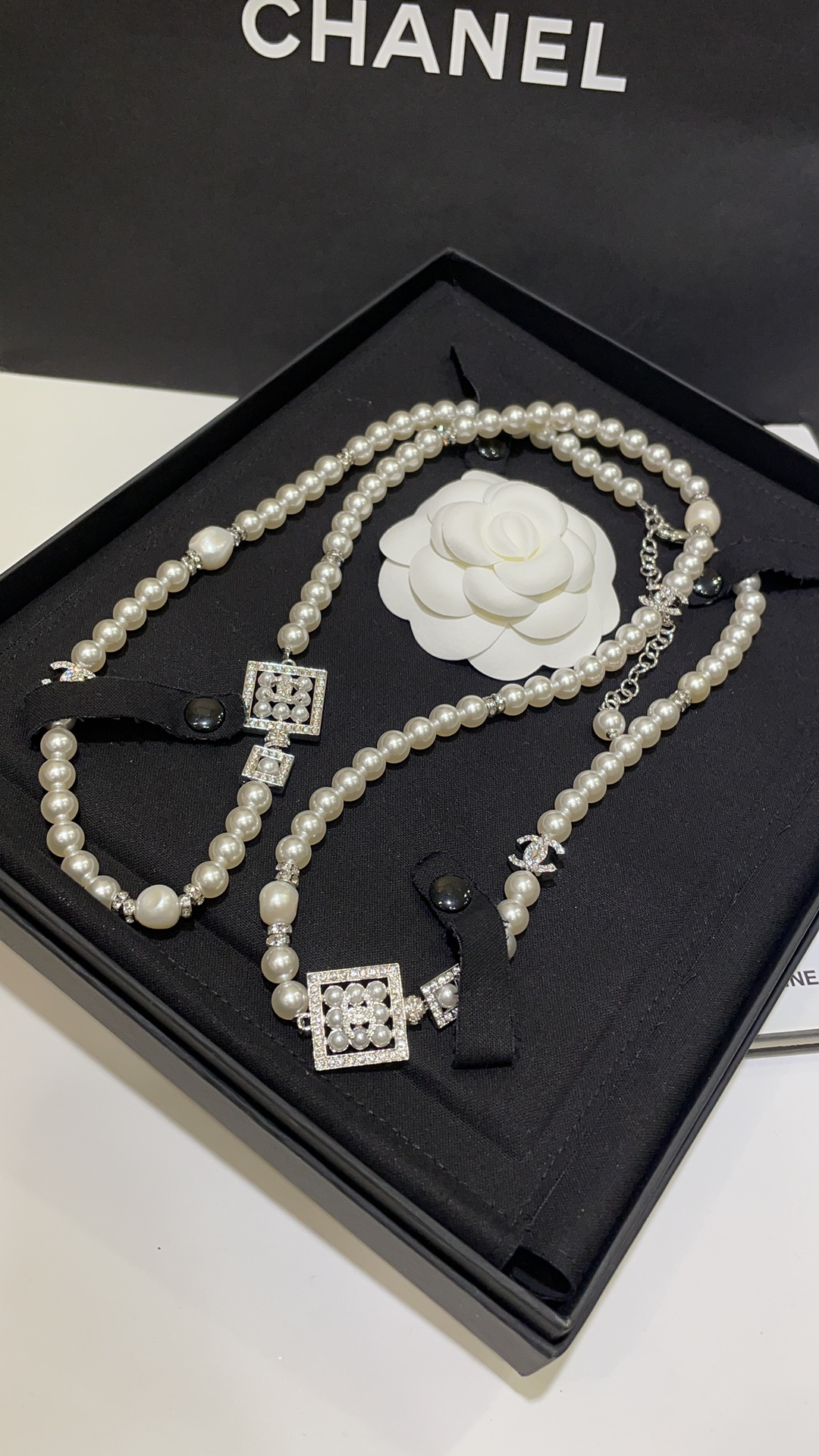 NO:635543,88430, Today’s new product 24s new hollow rhinestone pearl square double C perfume bottle necklace sweater chain Pearl and rhinestone perfume bottle design on the upper body is super eye-catching Irregular baroque pearl embellishment is very smart and dynamic, daily matching aura blessing Collection level beauty Swarovski diamond custom pearl 4 baroque irregular pearls z version customization,,sweaters,necklace,Cardia high-end jewelry1986090988430,今日新品 24s新款镂空水钻珍珠方块双C香水瓶项链毛衣链 珍珠拼水钻香水瓶设计上身超级吸睛 不规则巴洛克珍珠的点缀很有灵动感 日常搭配气场加持 收藏级别的美 施华洛钻 定制珍珠4颗巴洛克不规则真珠 z版定制,,sweaters,necklace,卡迪亚高端饰品,Jewelry