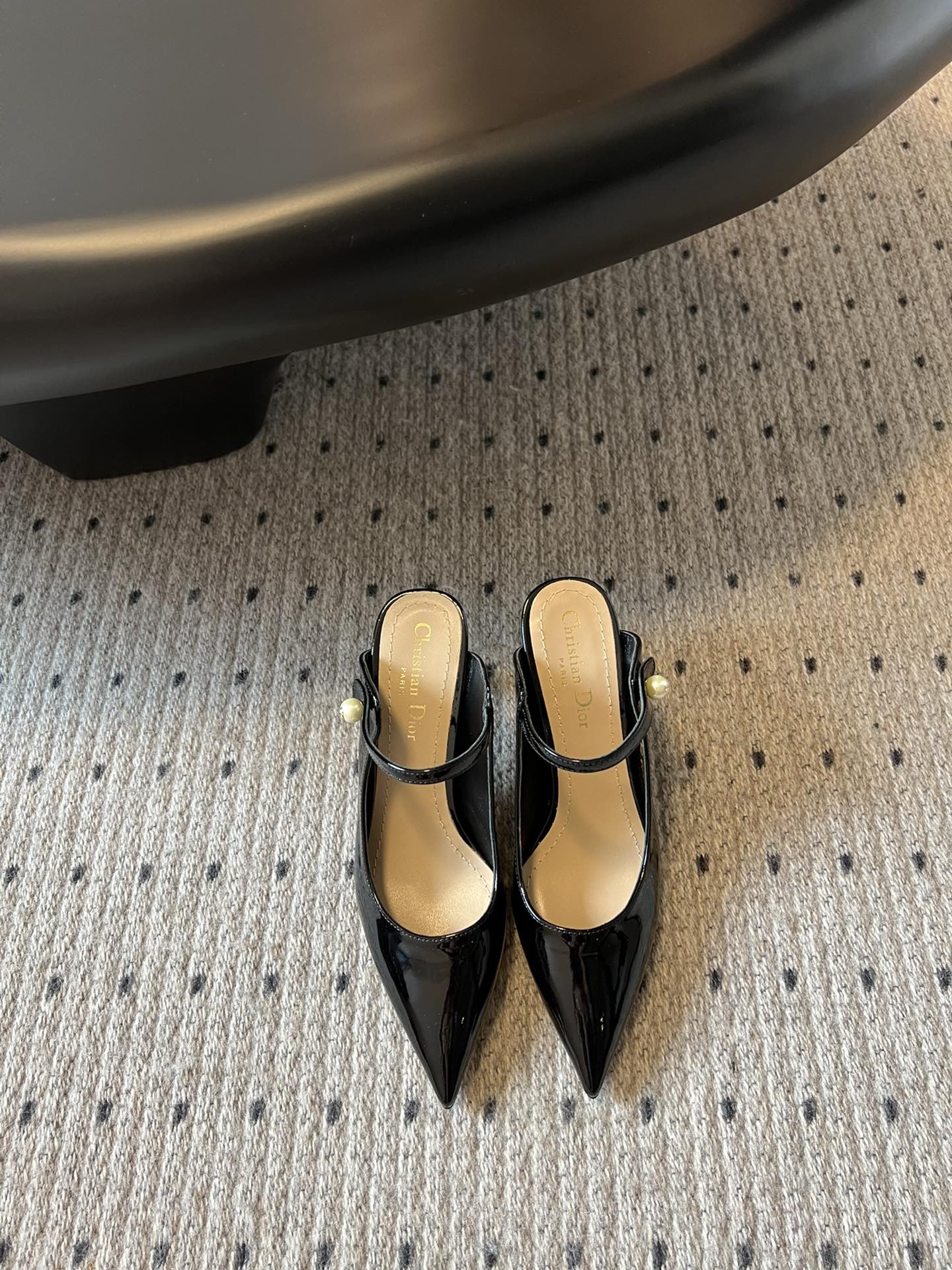 NO:449420,Top version Dior 25/Spring and summer show pointed-toe single shoes CD star same style fashionable pointed-toe pearl alphabet logo hardware buckle high heels shoes Top high-end version on the market Material: Original custom imported beef patent leather upper + water dyed sheepskin inner footbed + original molded pearl hardware buckle + Italian genuine leather outsole Heel height: 6.5CM Size34-41 (customized by 34/40/41), semi-torque high heels, dior, dior, high heels, sheepskin, Leather soles19860909顶级版本 Dior·迪奥 25/春夏走秀尖头单鞋 CD明星同款时尚尖头珍珠字母logo五金扣高跟单鞋 市面顶级高端版本 材质:原版定制进口牛漆皮鞋面+水染羊皮内里垫脚+原版开模珍珠五金扣+意大利真皮大底 跟高:6.5CM Size34-41（34/40/41定做）,半拖高跟鞋,dior,dior,high heels,sheepskin,Leather soles,Women's Shoes