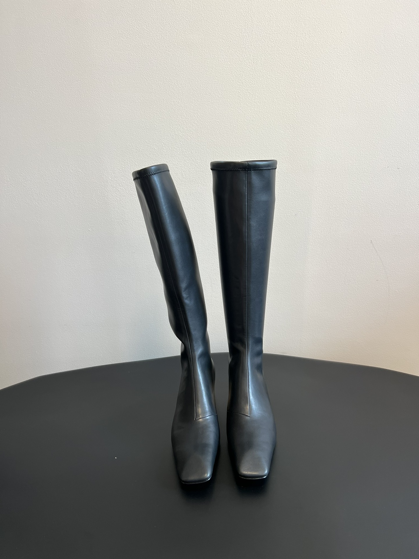 NO:625676,Jilsander's new mid-heel square toe crystal heel bare boots for women have a very fashionable and high-end design. The square toe design is both elegant and unique, and the crystal heel is even more dazzling and sparkling!  The material of this boot is also very sophisticated. It uses high-quality leather and crystal materials. The design of the heel is also very reasonable. It not only increases the overall beauty, but also effectively reduces the burden on the feet and makes walking easier. The appearance is fashionable and high-end, and the quality and comfort are excellent. Whether you buy it yourself or give it to a friend as a gift, it is a very good choice!  !  Size 35/40 (40 is custom-made, non-returnable and non-exchangeable) length, short, boots, jil sander, boots19860909Jilsander 新款中跟方头水晶跟裸靴女靴 外观设计非常时尚和高级,方头设计既显得优雅又别具特色,水晶跟更是闪亮夺目熠熠生辉！这款靴子的材质也非常考究,选用了高品质的皮革和水晶材料～鞋跟的设计也很合理,不仅增加了整体的美感,还能够有效地减轻脚部的负担,走路更加轻松自在.外观时尚高级,质量和舒适度都十分出色.无论是自己购买还是送给朋友作为礼物,都是一个非常不错的选择！！ 码数35/40（40定做不退不换） 长 短,靴子,jil sander,boots,Women's Shoes