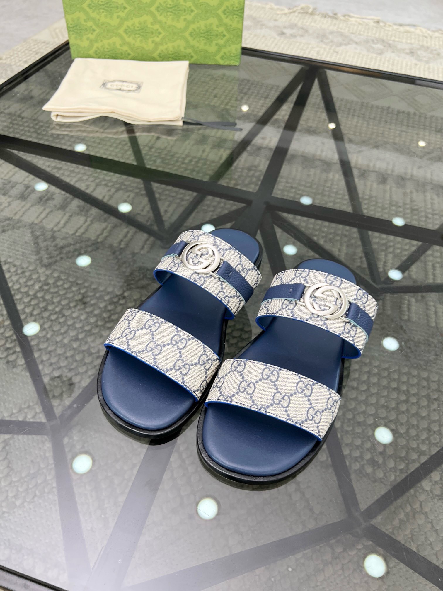 NO:218298,Brand GUCCI color original color matching number 39-44 customized 38.45.46 Price Material Guqi new style Men's slippers, 1:1 high-end quality, top layer cowhide material, matched with classic logo, casual, fashionable, comfortable, high-quality, (genuine leather sole) must-have in summer!  , Gucci - Slippers - Sandals, Gucci, Sandals, Slippers, Cowhide, Leather soles19860909品牌GUCCI 颜色原版配色 码数39-44定做38.45.46 价格 材质古奇新款 男士 拖鞋,1:1高端品质,头层牛皮材质 搭配经典logo,休闲 时尚 舒适型,高品质精品,（真皮大底）夏季必备哦！,古奇-拖鞋 -凉鞋,gucci,sandals,slippers,cowhide,Leather soles,Men's shoes