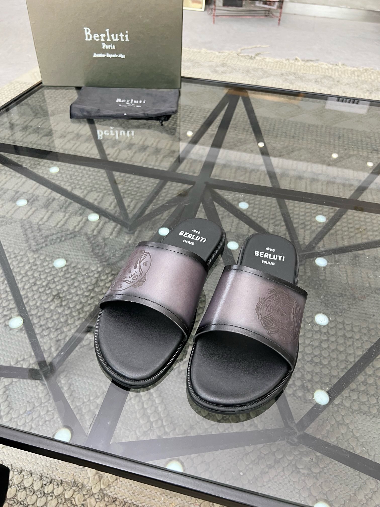 NO:218303,Brand Berluti original color polishing size 40-45 standard size Price Material Berluti new style Bruti high-end summer men's slippers The upper is made of imported cowhide, pure hand-made color polishing technology, pure hand-made, luxury materials imported tyre inside Low-key and luxury and integrated Original leather outsole, Bruti-slippers-sandals, sandals, slippers, cowhide, Leather soles19860909品牌Berluti 颜色原版擦色 码数40-45标准码 价格 材质伯尔鲁帝新款 布鲁提 高端夏季男士拖鞋 鞋面选用进口头层牛皮,纯手工擦色工艺,纯手工制作、奢侈用料进口胎牛内里 低调与奢华与一体 原版真皮大底,布鲁提-拖鞋-凉鞋,sandals,slippers,cowhide,Leather soles,Men's shoes