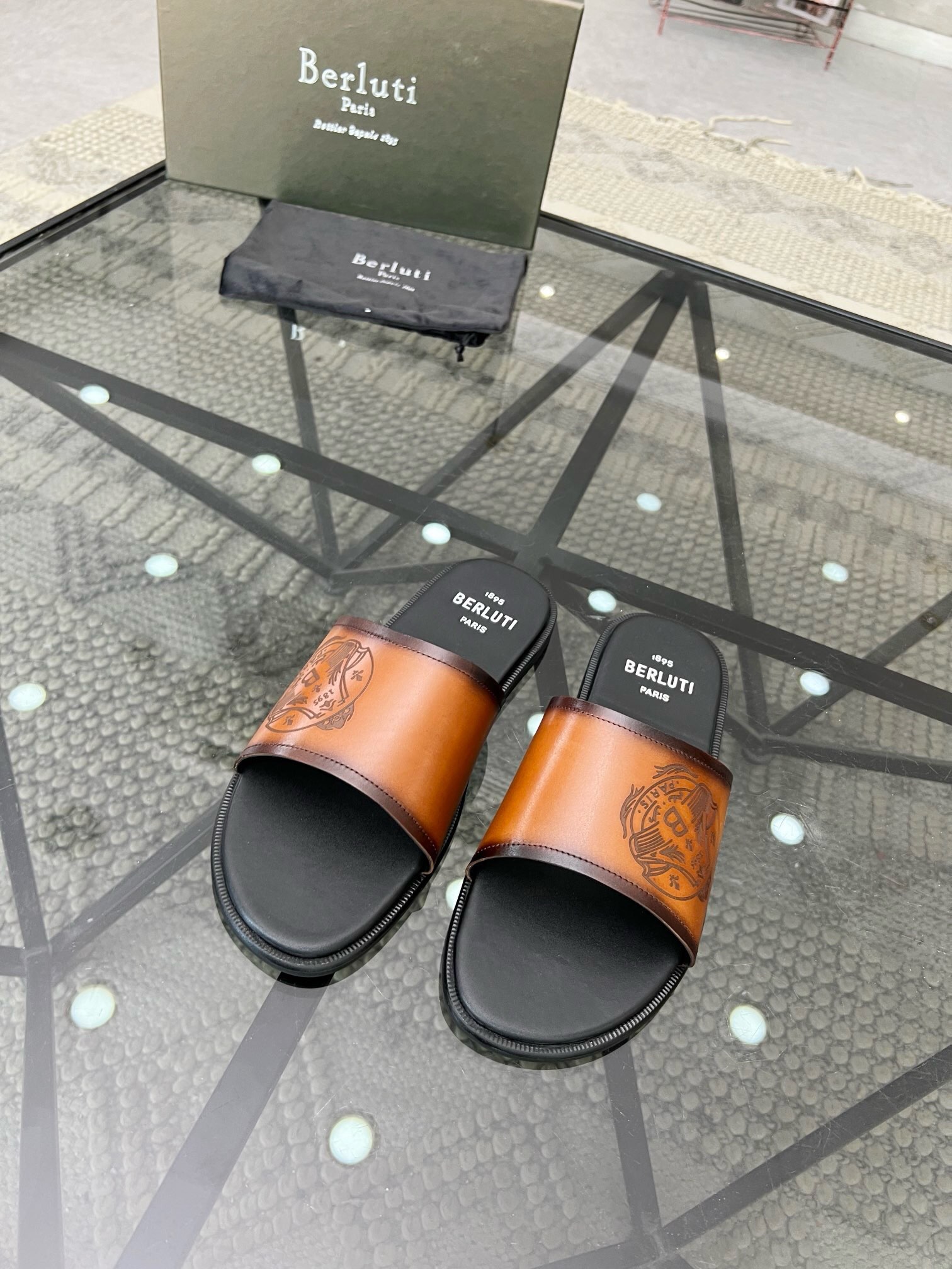 NO:216993,Brand Berluti original color polishing size 40-45 standard size Price Material Berluti new style Bruti high-end summer men's slippers The upper is made of imported cowhide, pure hand-made color polishing technology, pure hand-made, luxury materials imported tyre inside Low-key and luxury and integrated Original leather outsole, Bruti-slippers-sandals, sandals, slippers, cowhide, Leather soles19860909品牌Berluti 颜色原版擦色 码数40-45标准码 价格 材质伯尔鲁帝新款 布鲁提 高端夏季男士拖鞋 鞋面选用进口头层牛皮,纯手工擦色工艺,纯手工制作、奢侈用料进口胎牛内里 低调与奢华与一体 原版真皮大底,布鲁提-拖鞋-凉鞋,sandals,slippers,cowhide,Leather soles,Men's shoes