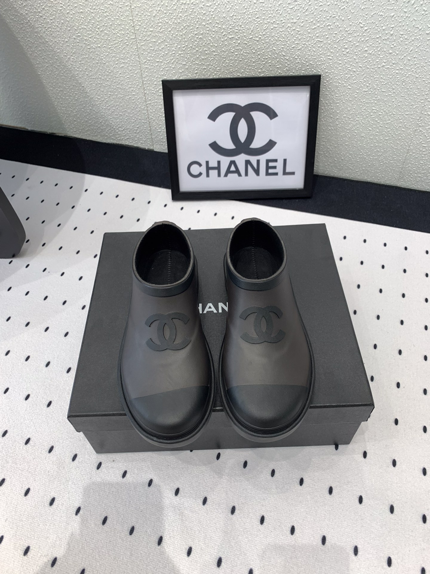 NO:649609,The top upgraded version of Chanel's popular rain boots is lighter and more comfortable on the feet. Recommended by Xiaohongshu Internet celebrities, it is hard to find one shoe in the counter. The top version with no seams and rubber vulcanization process is consistent with the original version. Size35-41, boots, chanel, boots, rain boots19860909Chanel爆款雨靴顶级升级版 上脚更轻盈更舒适 小红书网红推荐款,专柜一鞋难求 无合缝线橡胶硫化工艺顶级版本 与原版一致 Size35-41,靴子,chanel,boots,rain boots,Women's Shoes