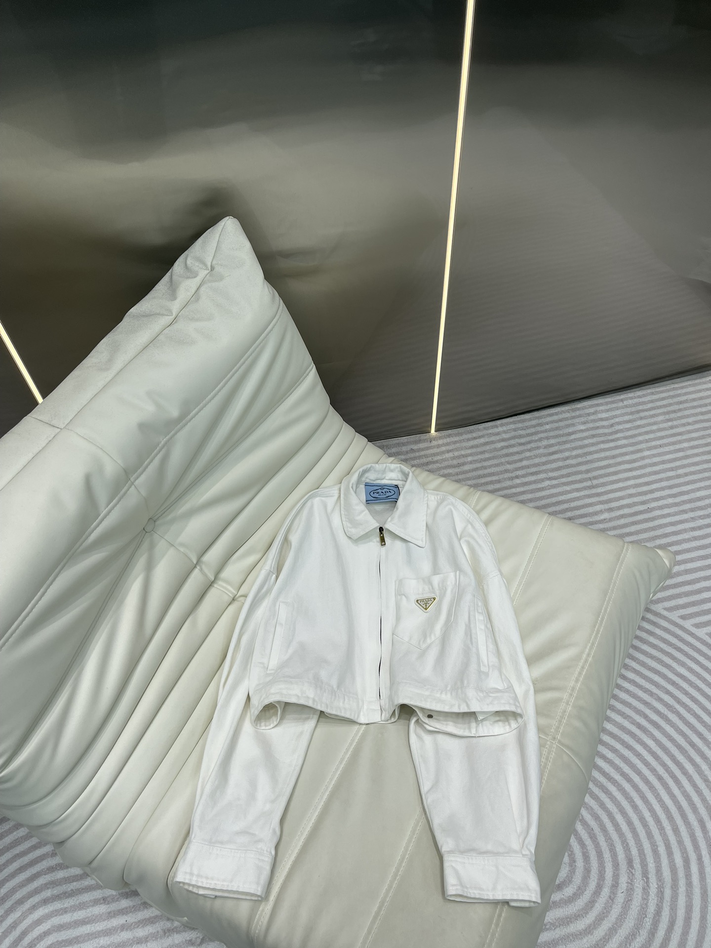 NO:314039,Prad*｜Classic solid color denim jacket High-end custom fabric, craft washing, loose high-waist wide version comes with casualness and comfort, combined with contrasting metal iconic logo buttons, full details, a must-have item for a vibrant girl The fabric has good moisture absorption and breathability, the cloth is soft and the feel is very smooth, making it a favorite choice for everyone, prada, jackets & coats, alexander wang19860909Prad*｜经典纯色牛仔外套 高端定制面料,工艺洗水,宽松高腰阔版自带随性和惬意,结合撞色金属标志性logo纽扣,细节一整个满分,元气少女的必备单品 面料具有良好的吸湿性和透气性,布面光泽柔和,手感也非常细滑,成为众人最爱的选,,prada,jackets & coats,alexander wang,Women's clothing