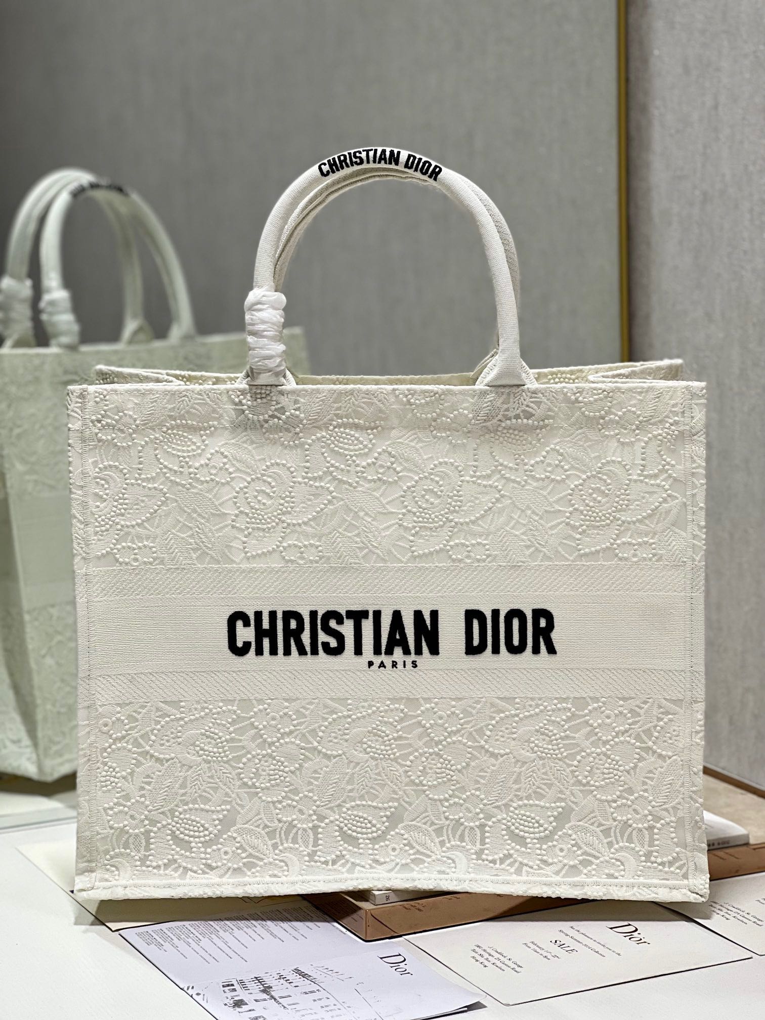 NO:719975,Event clearance, large size, original order quality, no returns or exchanges [mesh white large size] Dior book tote shopping bag This Book Tote handbag is inspired by women's creative director Maria Grazia Chiuri. It is a flagship product that embodies Dior's aesthetic. It can store a variety of daily necessities, and has a new interpretation of the Bayadere pattern mixed effect D-Stripes pattern embroidery, which is more fashionable. The front is decorated with 'Christian'  Dior” logo fully reflects Dior’s exquisite craftsmanship. Style number 1286, size 42×35×18.5cm, special price, dior19860909活动大清仓,大号 原单品质,不支持退换【网纱白 大号】 Dior book tote 购物袋 这款Book Tote手袋灵感来自女装创意总监玛丽亚·嘉茜娅·蔻丽（Maria Grazia Chiuri）是体现Dior审美的主打产品.可收纳各种日常用品,全新演绎Bayadere图案混合效果D-Stripes图案刺绣,更具时尚风范.正面饰以“Christian Dior”标志,充分体现了Dior的精湛工艺. 款号1286 尺寸42×35×18.5cm,特价,dior,Bag