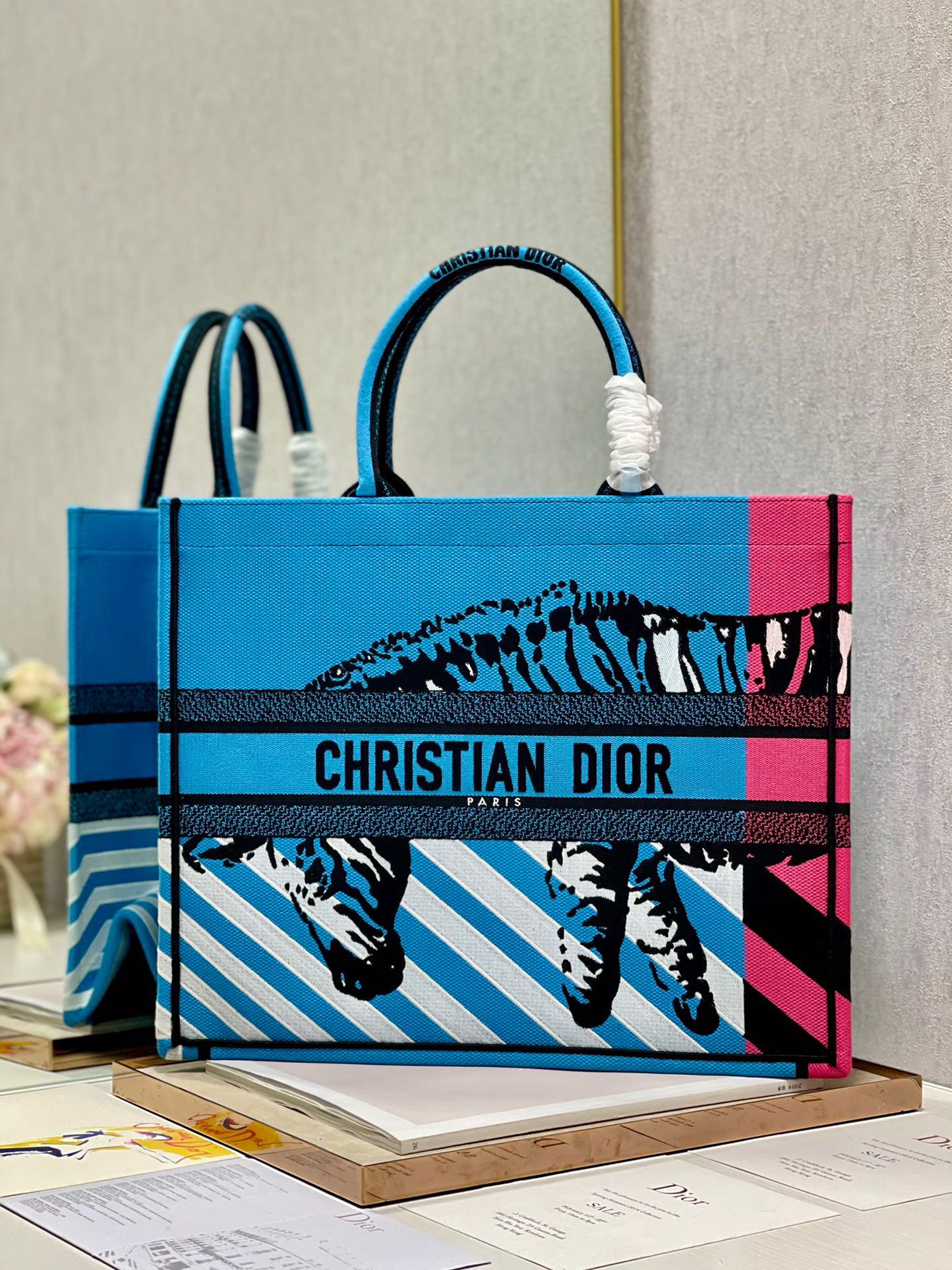 NO:719981,Event clearance, large size, original order quality, no returns or exchanges [Blue Zebra Large] Dior book tote shopping bag This Book Tote handbag is inspired by women's creative director Maria Grazia Chiuri. It is a flagship product that embodies Dior's aesthetic. It can store a variety of daily necessities, and has a new interpretation of the Bayadere pattern mixed effect D-Stripes pattern embroidery, which is more fashionable. The front is decorated with 'Christian  Dior” logo fully reflects Dior’s exquisite craftsmanship. Style number 1286, size 42×35×18.5cm, special price, dior19860909活动大清仓,大号 原单品质,不支持退换【蓝色斑马 大号】 Dior book tote 购物袋 这款Book Tote手袋灵感来自女装创意总监玛丽亚·嘉茜娅·蔻丽（Maria Grazia Chiuri）是体现Dior审美的主打产品.可收纳各种日常用品,全新演绎Bayadere图案混合效果D-Stripes图案刺绣,更具时尚风范.正面饰以“Christian Dior”标志,充分体现了Dior的精湛工艺. 款号1286 尺寸42×35×18.5cm,特价,dior,Bag