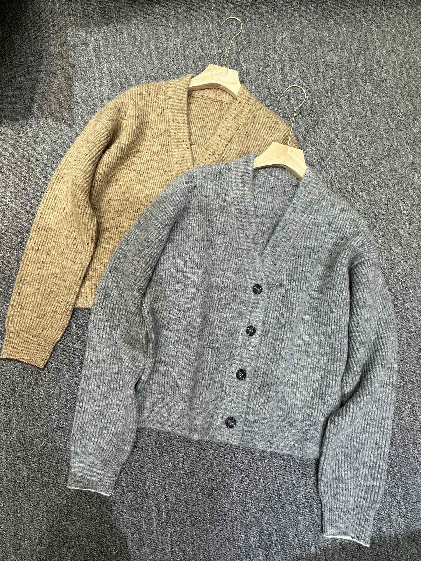 NO:447779,BC 25aw mohair V-neck knitted cardigan yb wool mohair blend fabric soft and textured minimalist style outfit full of high-end sense Two-color sml, alexander wang19860909BC 25aw 马海毛V领针织开衫 yb羊毛马海毛混纺面料 软糯有质感 极简风穿搭 高级感满满 两色sml,,alexander wang,Women's clothing