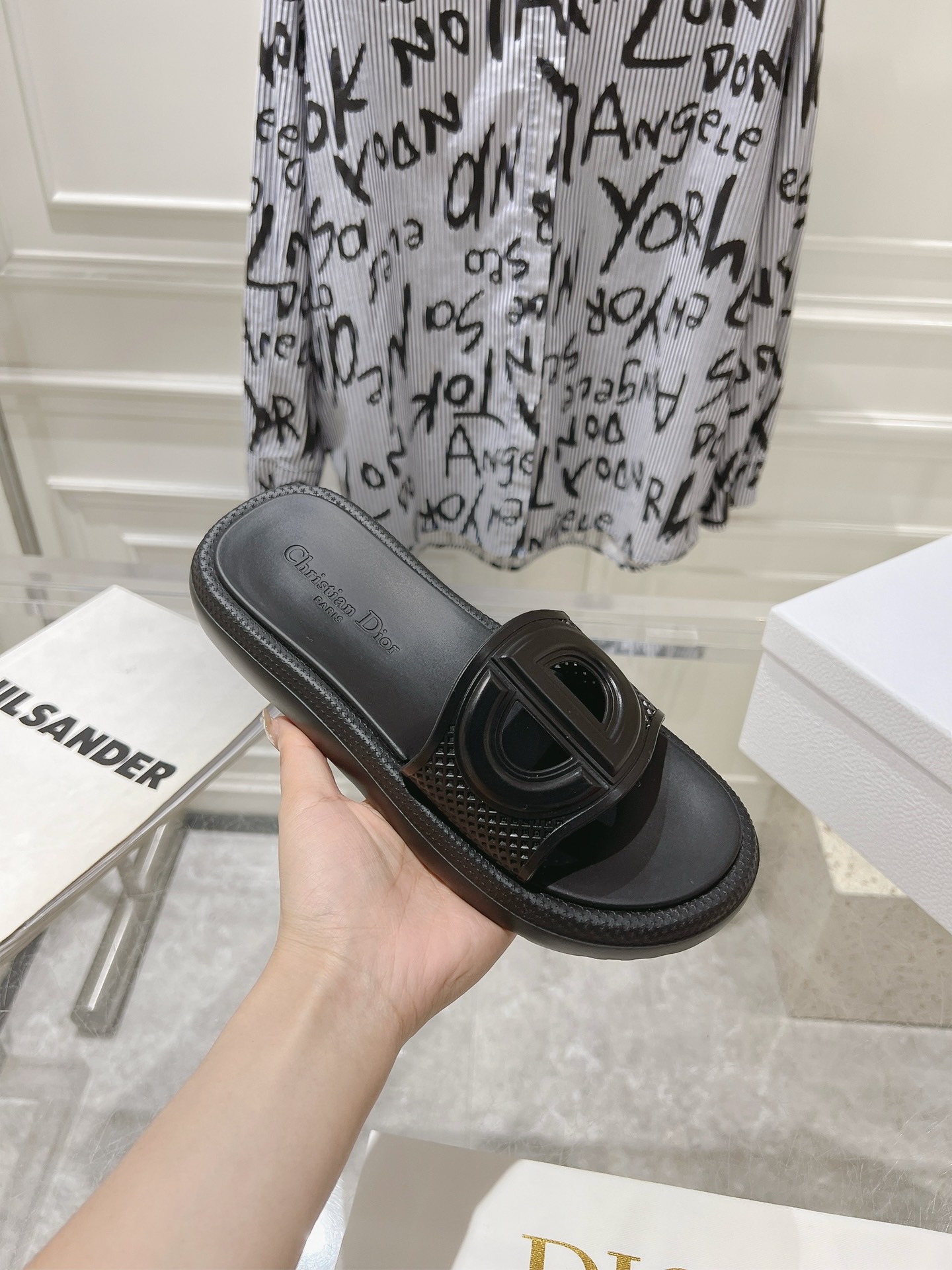 NO:166255,The highest quality new CD letters pig nose slippers original replica high version super durable casual and versatile style very comfortable to wear, slim and whiter Size 35-41 [40.41 customization], slippers sandals, sandals, slippers19860909最高品质 新款CD字母 猪鼻拖鞋 原版复刻 高版本 超耐看随意百搭款 上脚非常舒适 显瘦又显白 码数35-41 [40.41定制],拖鞋凉鞋,sandals,slippers,Women's Shoes