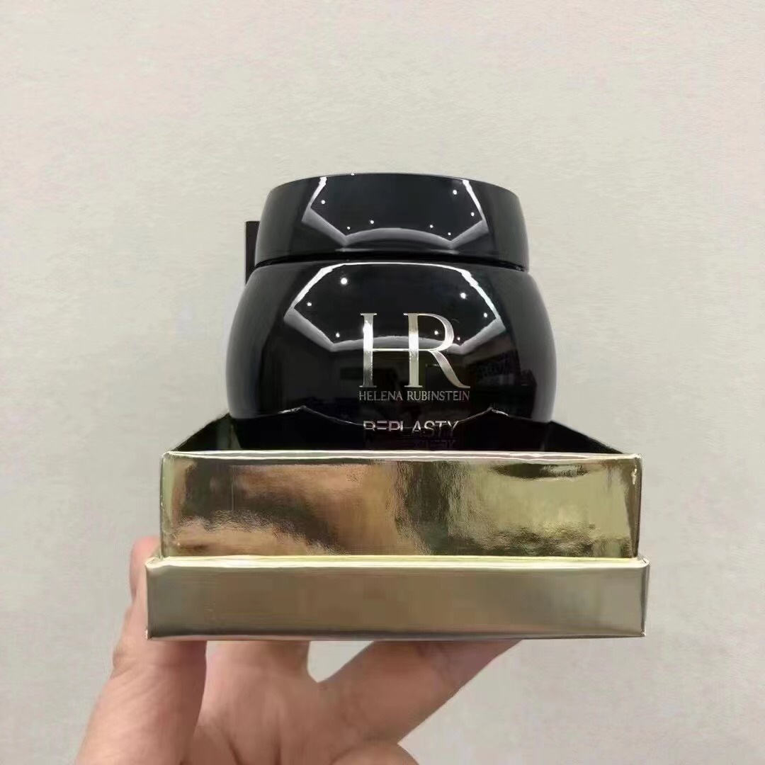 50！调价！ 明通版HR黑绷带面霜50ml！ 正品质量❗️对版对味，跟正品味道，膏体形态都一致！新版HR赫莲娜黑绷带50ml，面霜中的爱马仕，改善脆弱肌肤，增强抵抗力，让肌肤宛如新生，敏感肌的不二选择。对付烂脸，痘痘，效果好到不能再好。