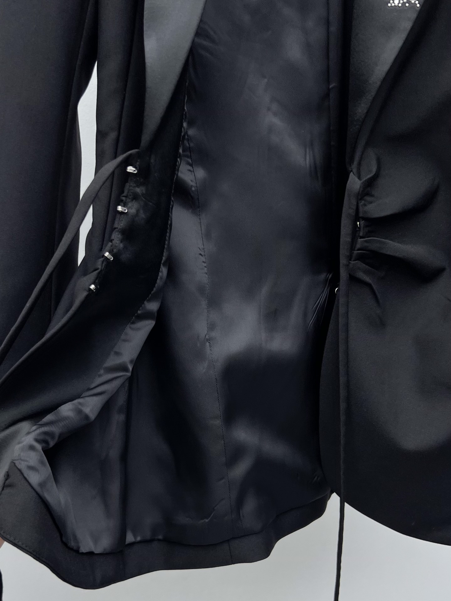 “Single-Rate Female Suit: Packed Rabann Show with Wool Fabric, Ropes, Belts, and Unique Visual Style” - 图片 6
