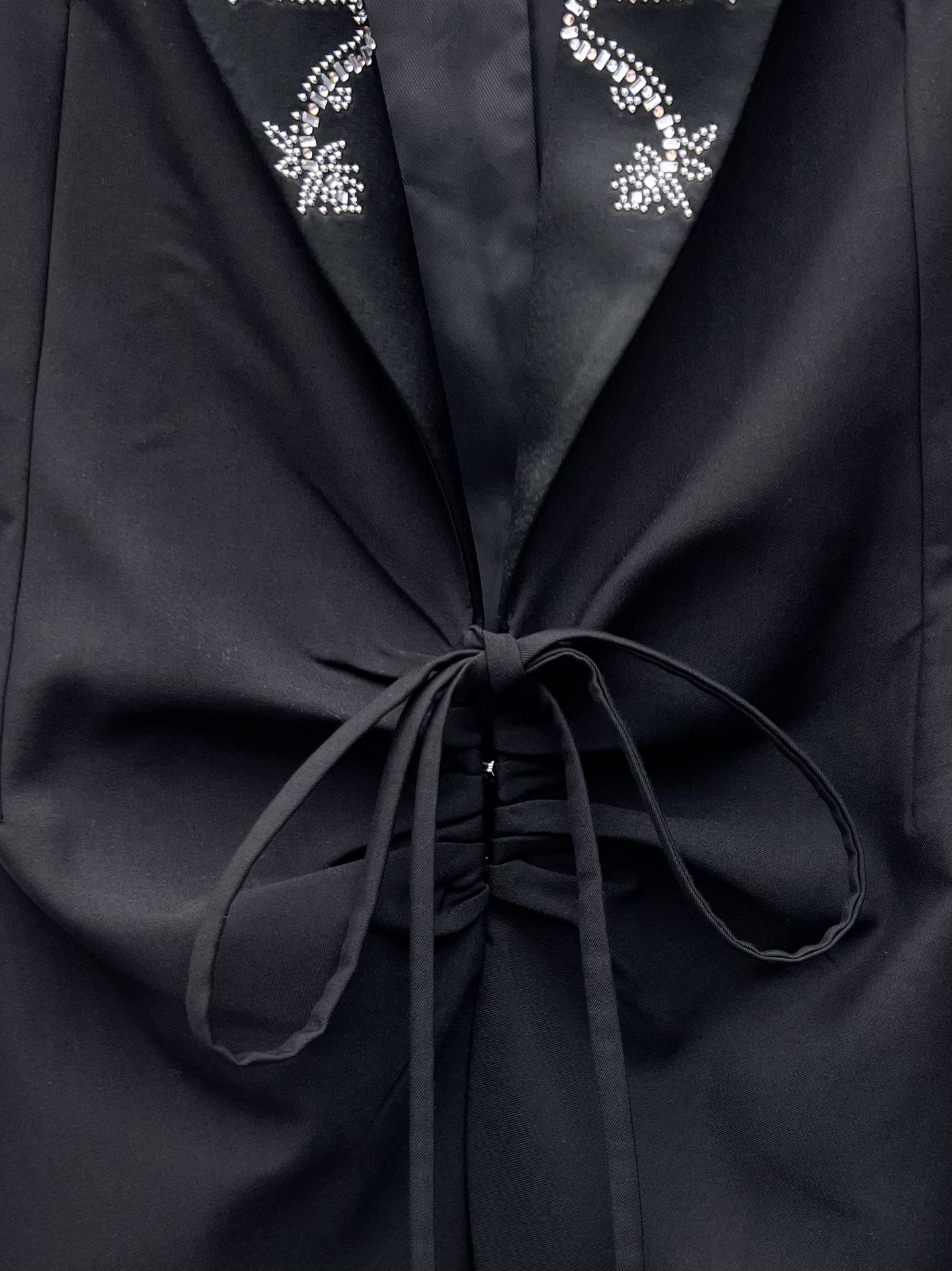 “Single-Rate Female Suit: Packed Rabann Show with Wool Fabric, Ropes, Belts, and Unique Visual Style” - 图片 4