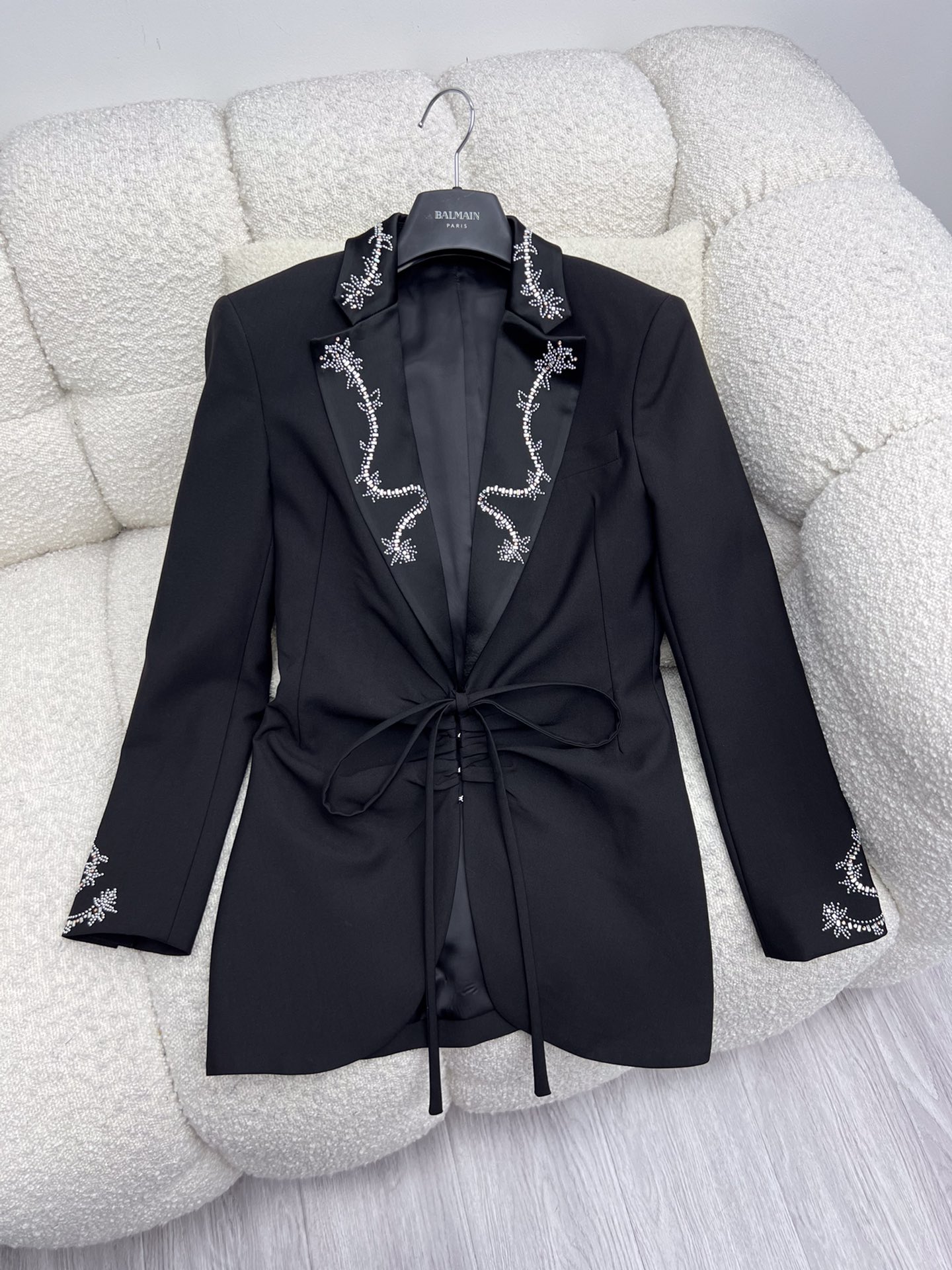 “Single-Rate Female Suit: Packed Rabann Show with Wool Fabric, Ropes, Belts, and Unique Visual Style” - 图片 9