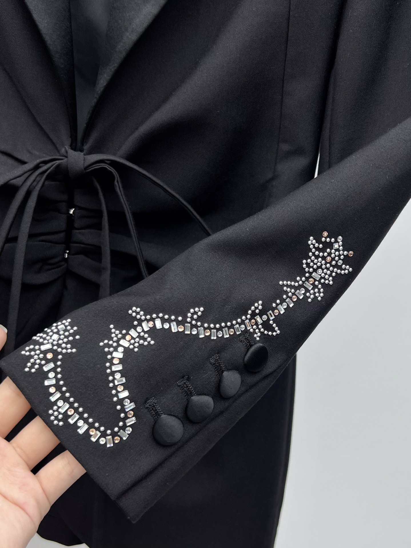 “Single-Rate Female Suit: Packed Rabann Show with Wool Fabric, Ropes, Belts, and Unique Visual Style” - 图片 5